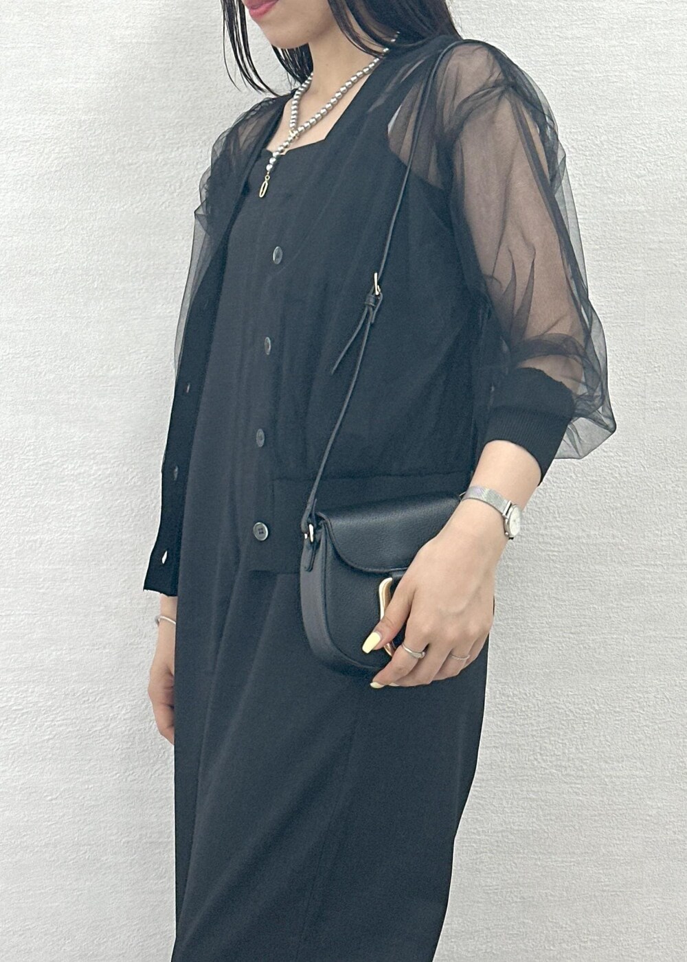 ブラック系のつなぎ/オールインワン、ブラック系のショルダーバッグ、ブラック系のカーディガン/ボレロを着用したレディースの夏コーディネートの8枚目の写真