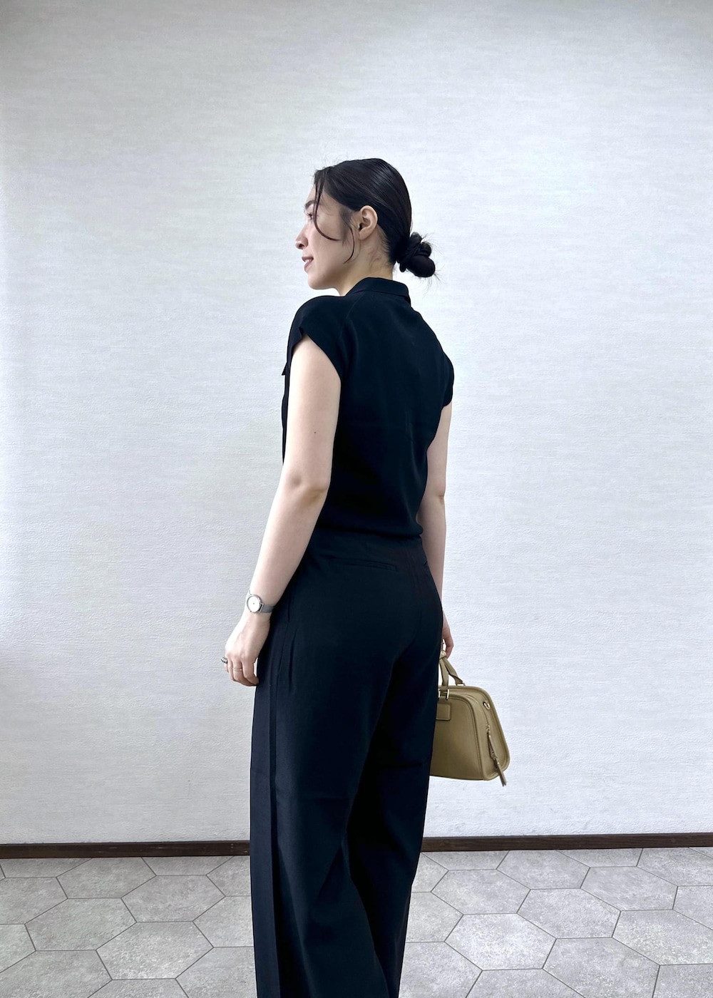 ベージュ系のボストンバッグ、ブラック系のサンダル、ブラック系のその他パンツを着用したレディースの春コーディネートの7枚目の写真