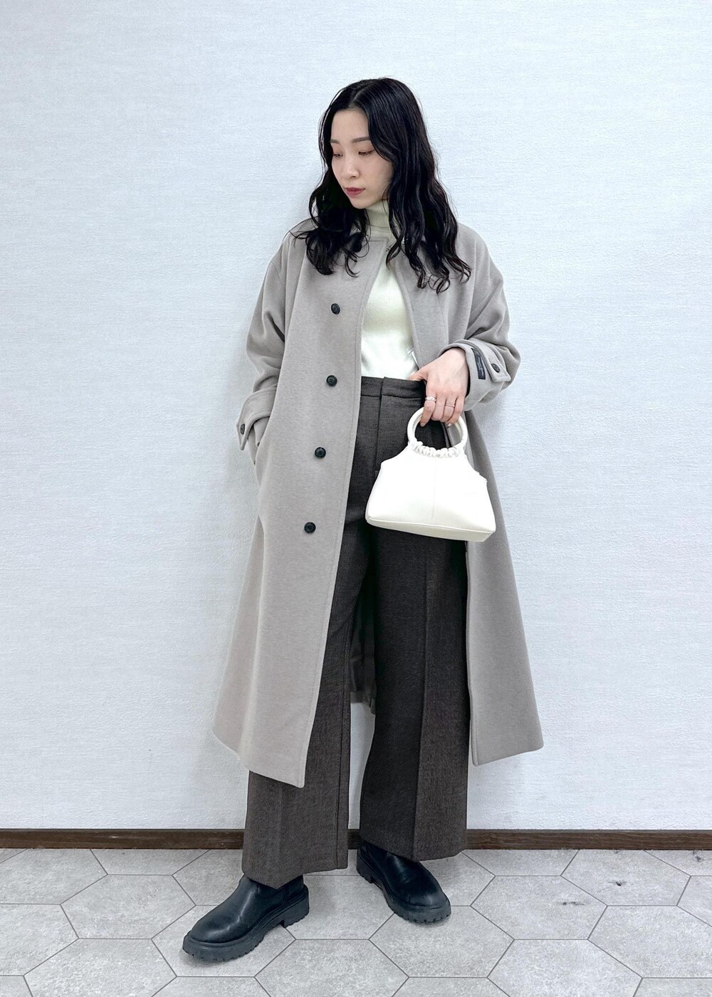 ホワイト系のニット/セーター、ブラウン系のその他アウター、ブラウン系のその他パンツを着用したレディースの冬コーディネートの3枚目の写真