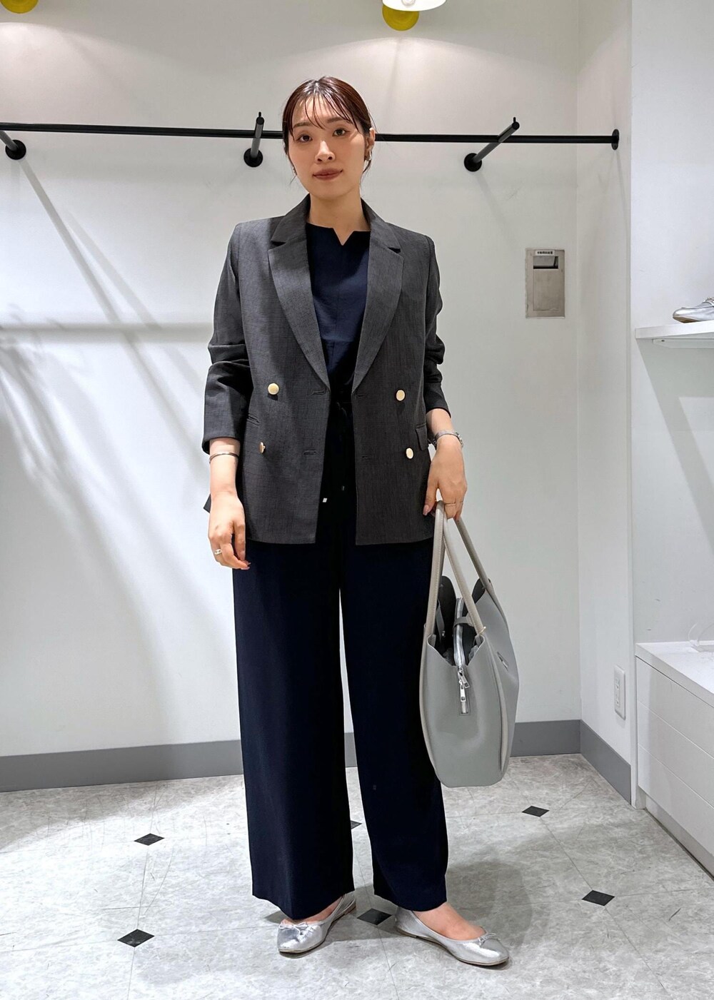 ブルー系のシャツ/ブラウス、ブルー系のその他パンツ、ブラック系のテーラードジャケットを着用したレディースの夏コーディネートの3枚目の写真