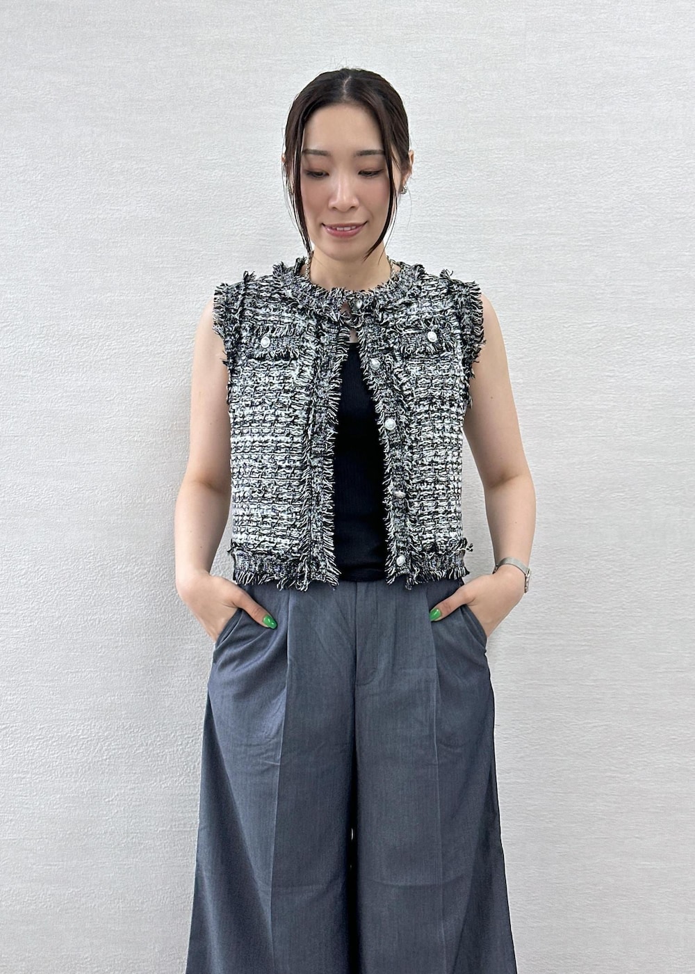 ブラック系のトートバッグ、ブラック系のカーディガン/ボレロ、ブルー系のその他パンツを着用したレディースの夏コーディネートの6枚目の写真