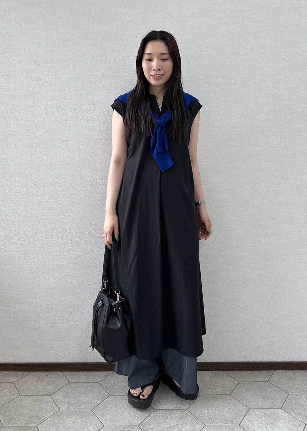 ブラック系のワンピース、ブルー系のカーディガン/ボレロ、ブルー系のその他パンツを着用したレディースの夏コーディネートの2枚目の写真