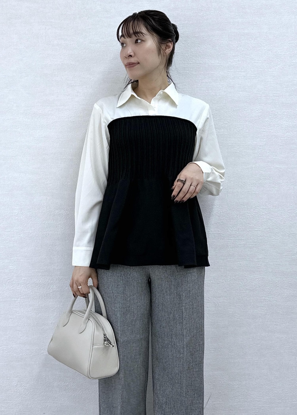 ブラック系のシャツ/ブラウス、グレー系のその他パンツ、ベージュ系のボストンバッグを着用したレディースの秋コーディネートの7枚目の写真