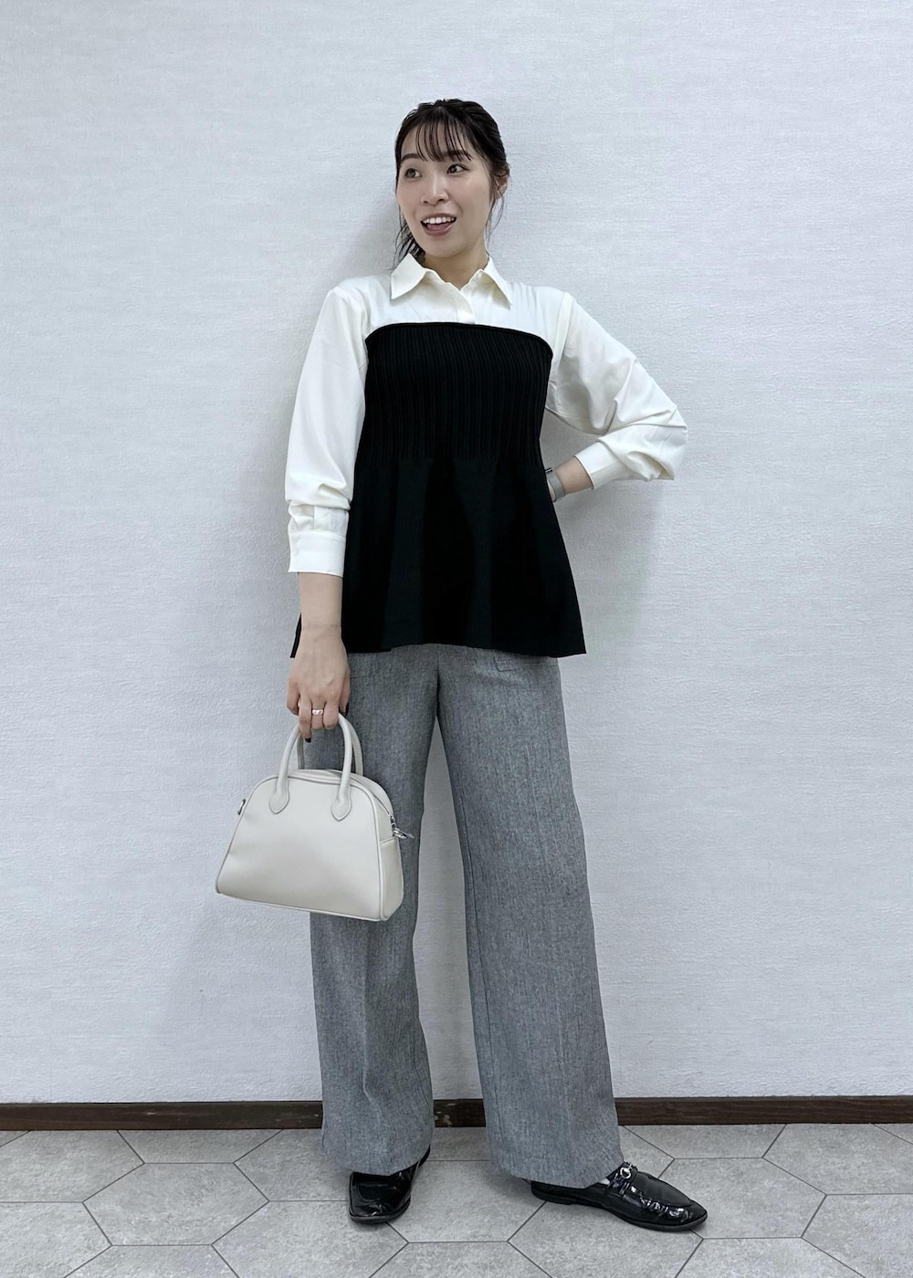 ブラック系のシャツ/ブラウス、グレー系のその他パンツ、ベージュ系のボストンバッグを着用したレディースの秋コーディネートの2枚目の写真