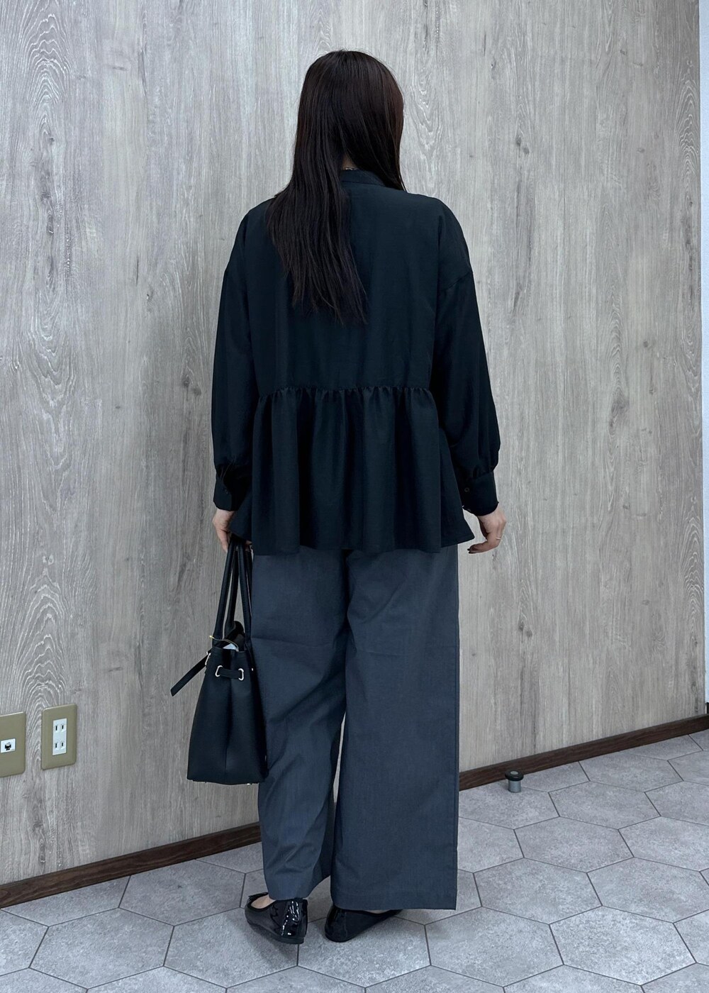 ブラック系のバレエシューズ、ブラック系のトートバッグ、グレー系のその他パンツを着用したレディースの秋コーディネートの7枚目の写真