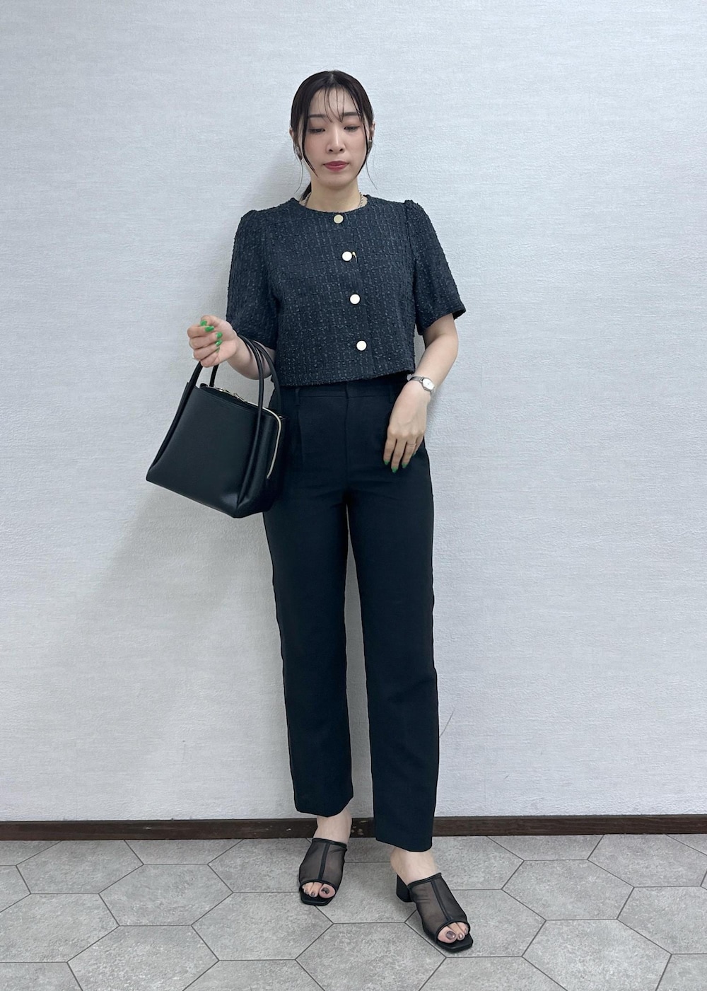 ブラック系のショルダーバッグ、ブラック系のパンプス、グレー系のその他パンツを着用したレディースの夏コーディネートの3枚目の写真