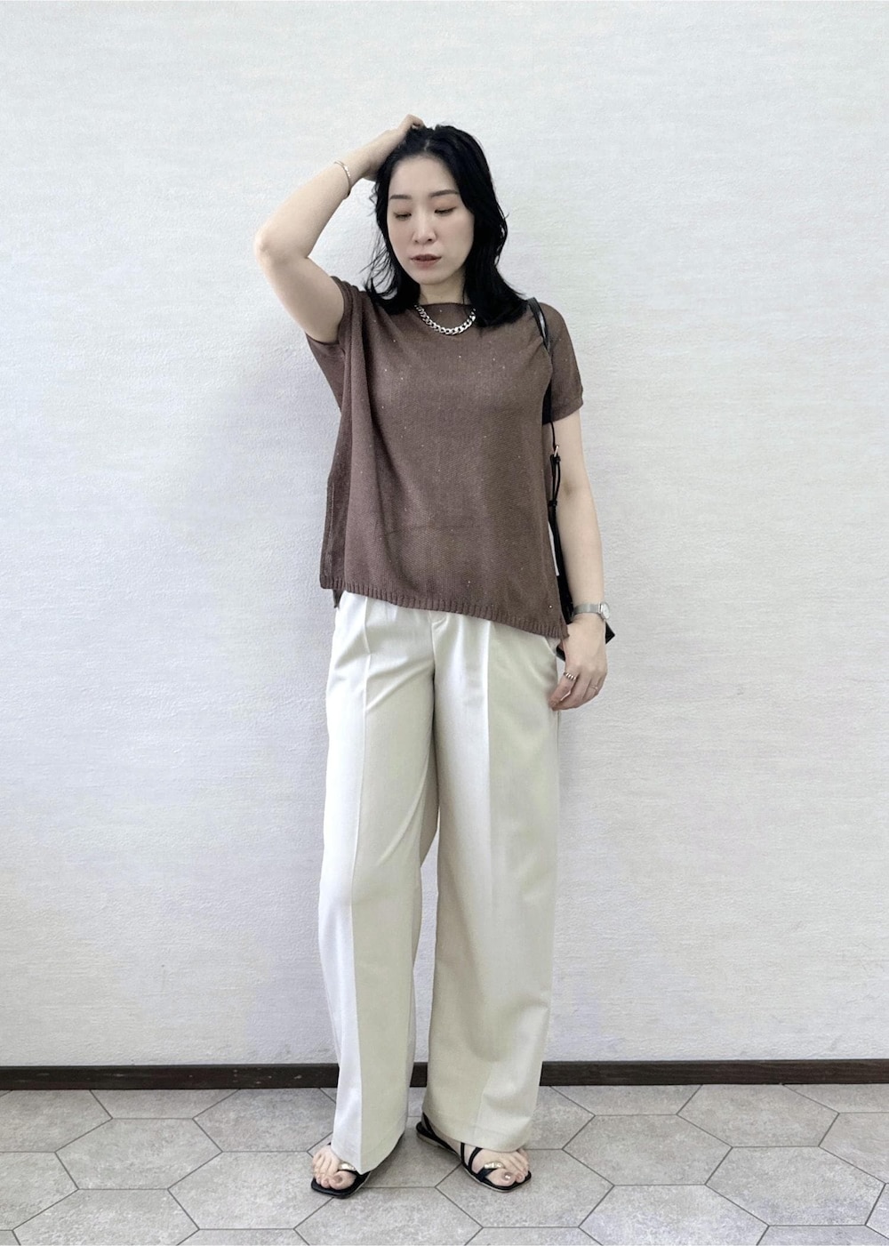 ベージュ系のその他パンツ、ブラック系のショルダーバッグ、イエロー系のニット/セーターを着用したレディースの夏コーディネートの3枚目の写真