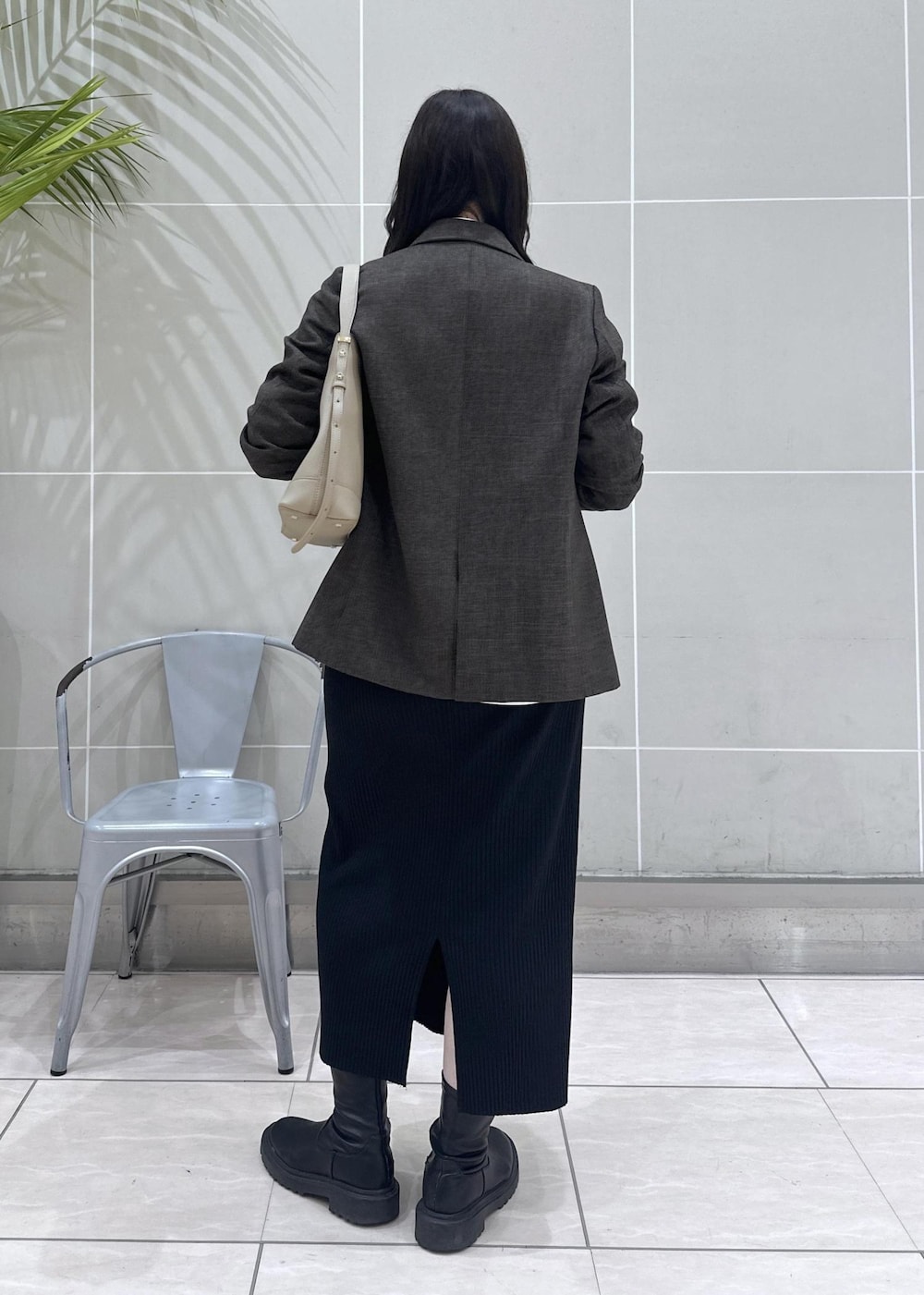 ホワイト系のシャツ/ブラウス、ブラウン系のテーラードジャケット、ベージュ系のショルダーバッグを着用したレディースの秋コーディネートの5枚目の写真