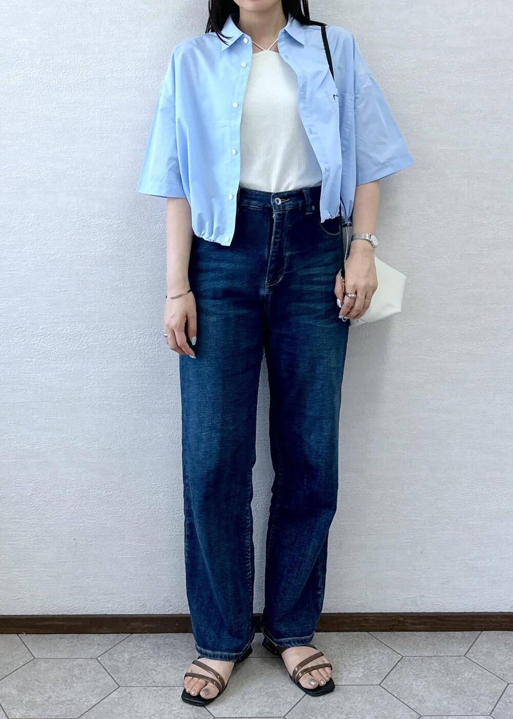 ブルー系のシャツ/ブラウス、ブルー系のデニムパンツ、ホワイト系のキャミソールを着用したレディースの夏コーディネートの5枚目の写真