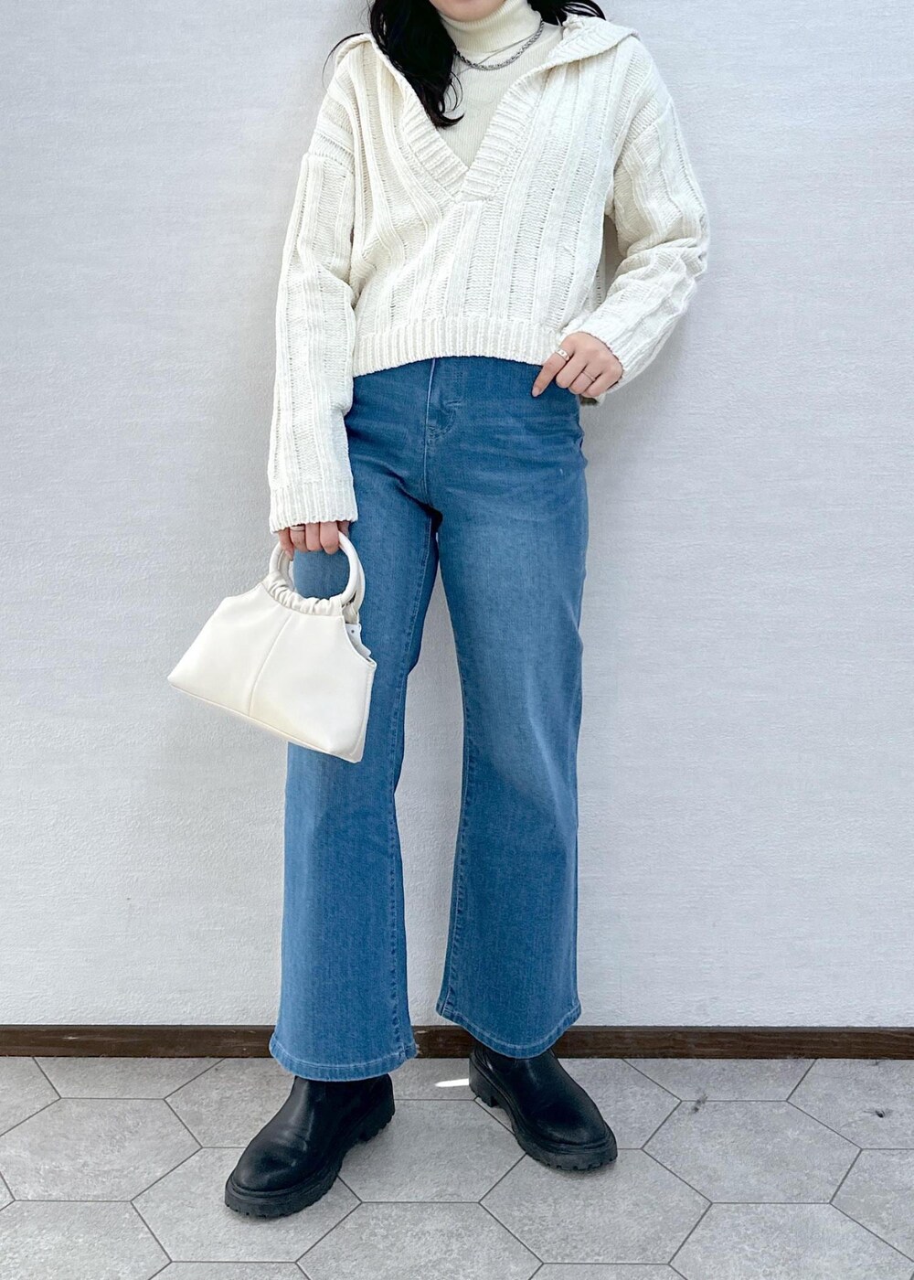 ホワイト系のニット/セーター、ホワイト系のニット/セーター、ブルー系のデニムパンツを着用したレディースの冬コーディネートの5枚目の写真