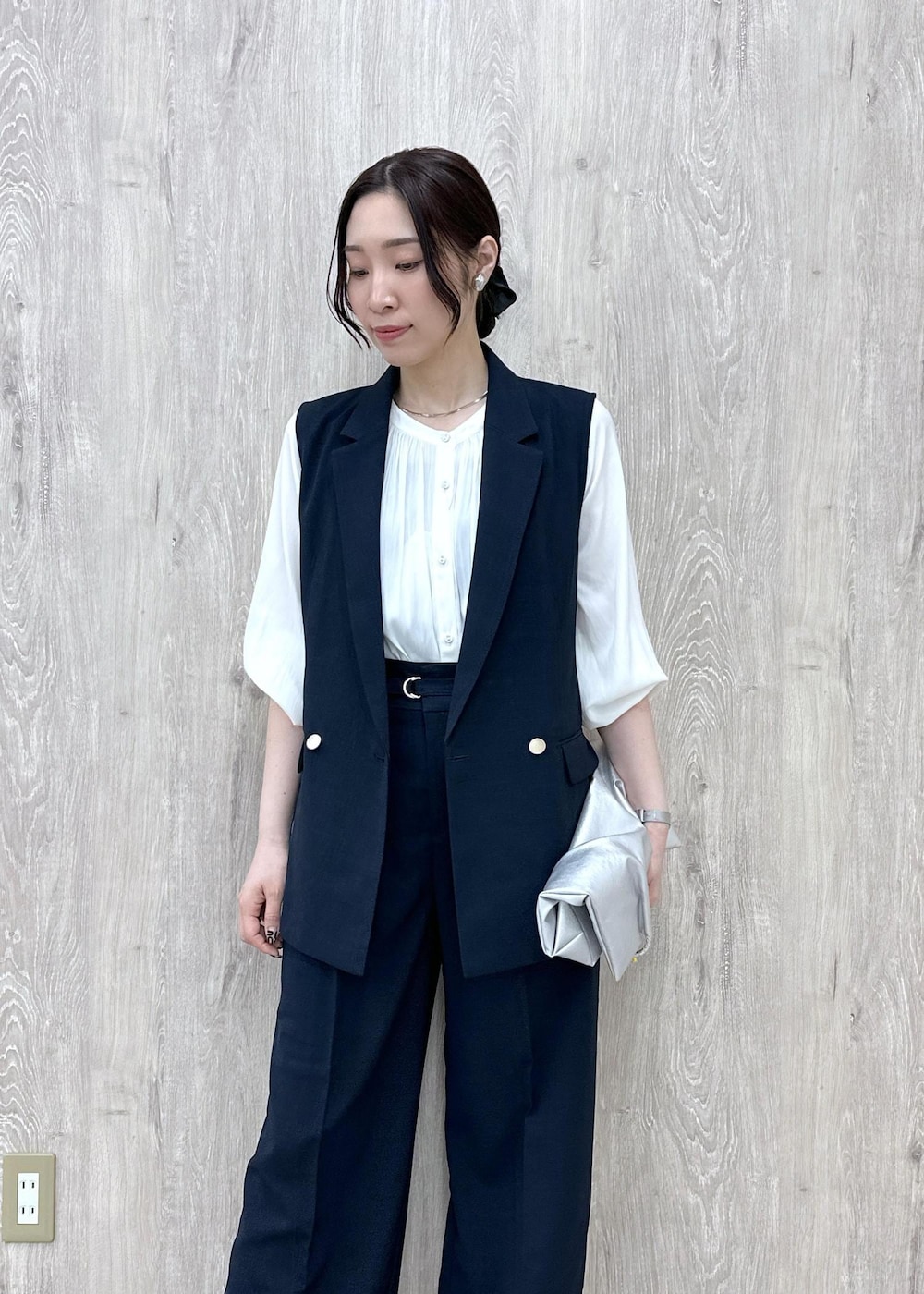 ホワイト系のシャツ/ブラウス、ブルー系のその他パンツ、ブルー系のベストを着用したレディースの春コーディネートの6枚目の写真