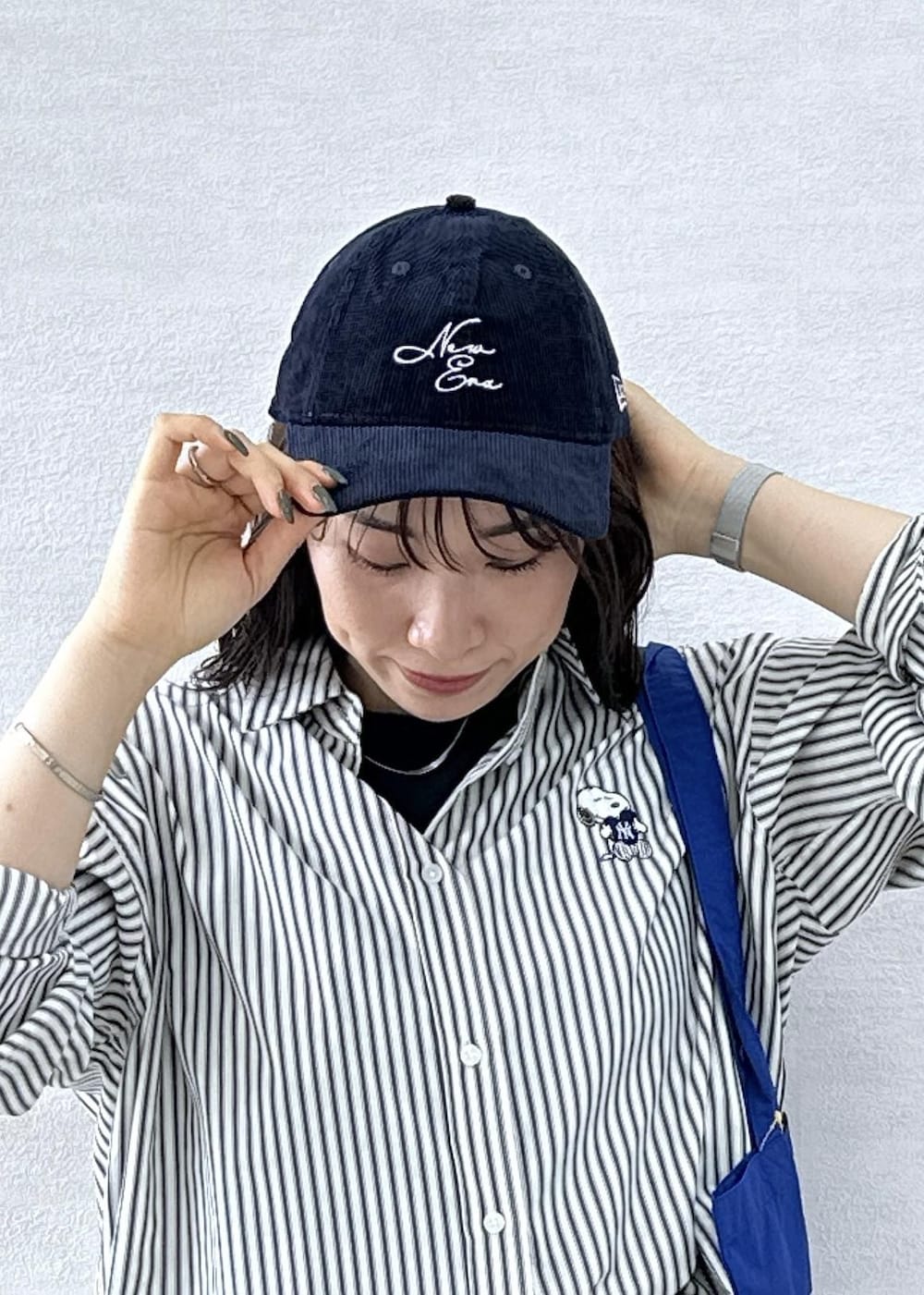 ブラック系のスカート、ホワイト系のシャツ/ブラウス、ブルー系のトートバッグを着用したレディースの秋コーディネートの8枚目の写真