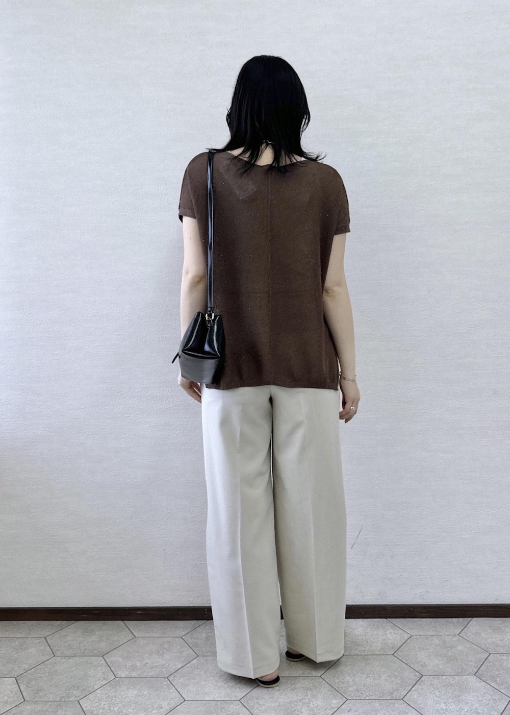 ベージュ系のその他パンツ、ブラック系のショルダーバッグ、イエロー系のニット/セーターを着用したレディースの夏コーディネートの6枚目の写真