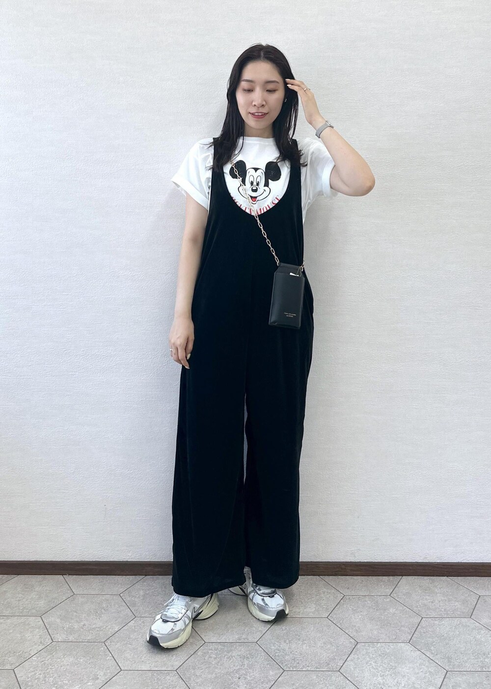 ホワイト系のTシャツ/カットソー、ブラック系のつなぎ/オールインワン、ブラック系のショルダーバッグを着用したレディースの夏コーディネートの3枚目の写真