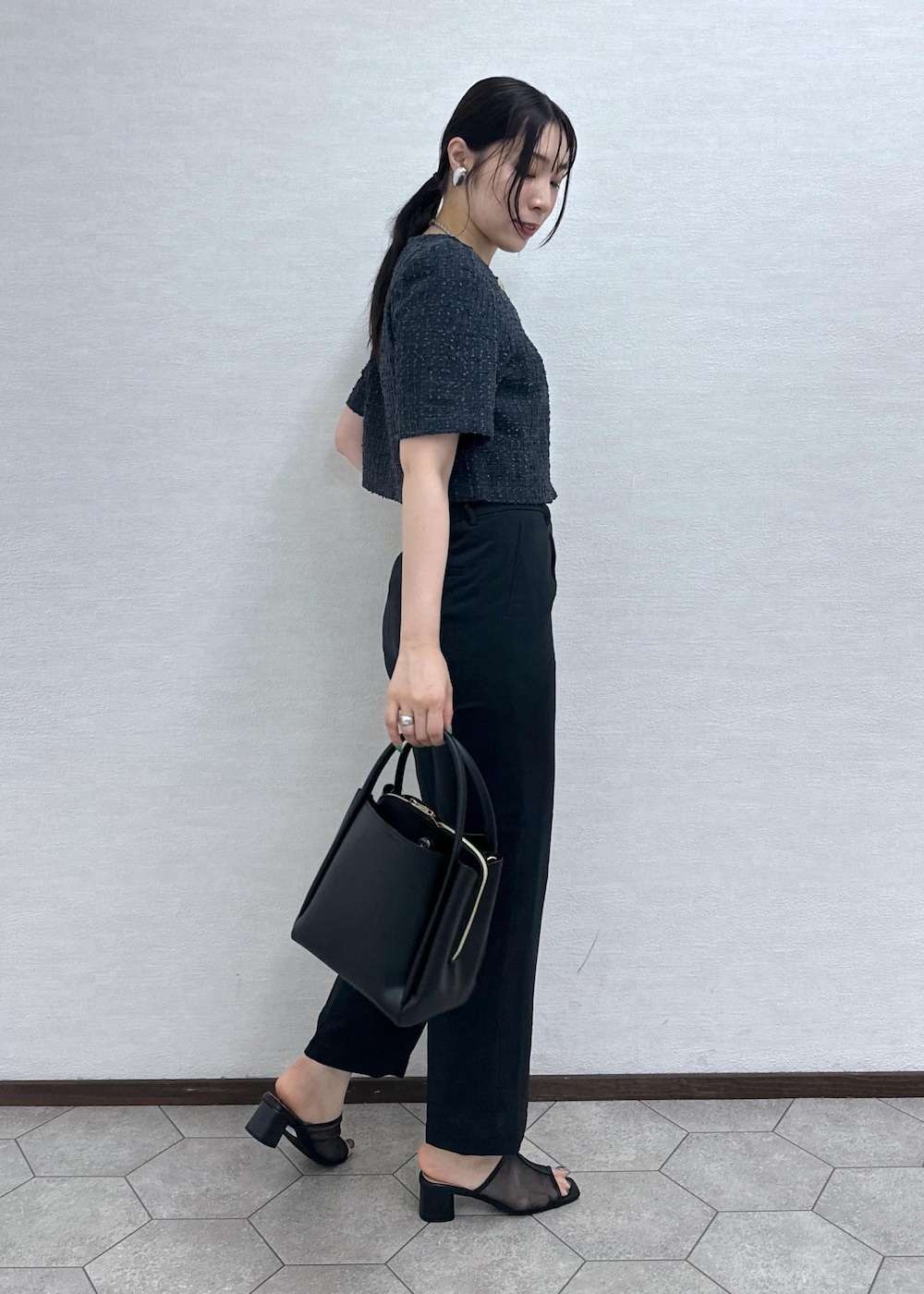 ブラック系のショルダーバッグ、ブラック系のパンプス、グレー系のその他パンツを着用したレディースの夏コーディネートの4枚目の写真