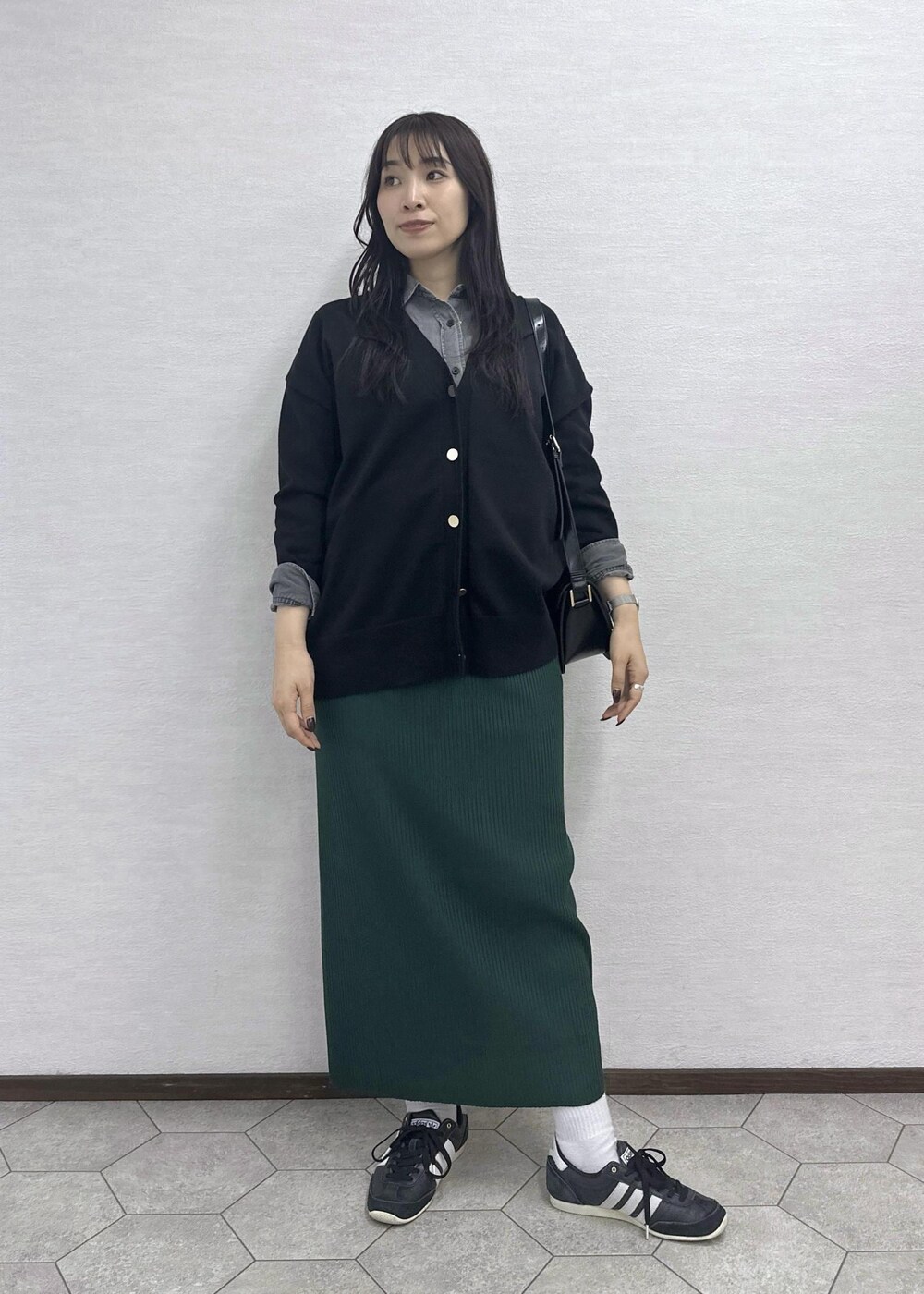 ブラック系のショルダーバッグ、グレー系のシャツ/ブラウス、ブラック系のカーディガン/ボレロを着用したレディースの秋コーディネートの2枚目の写真