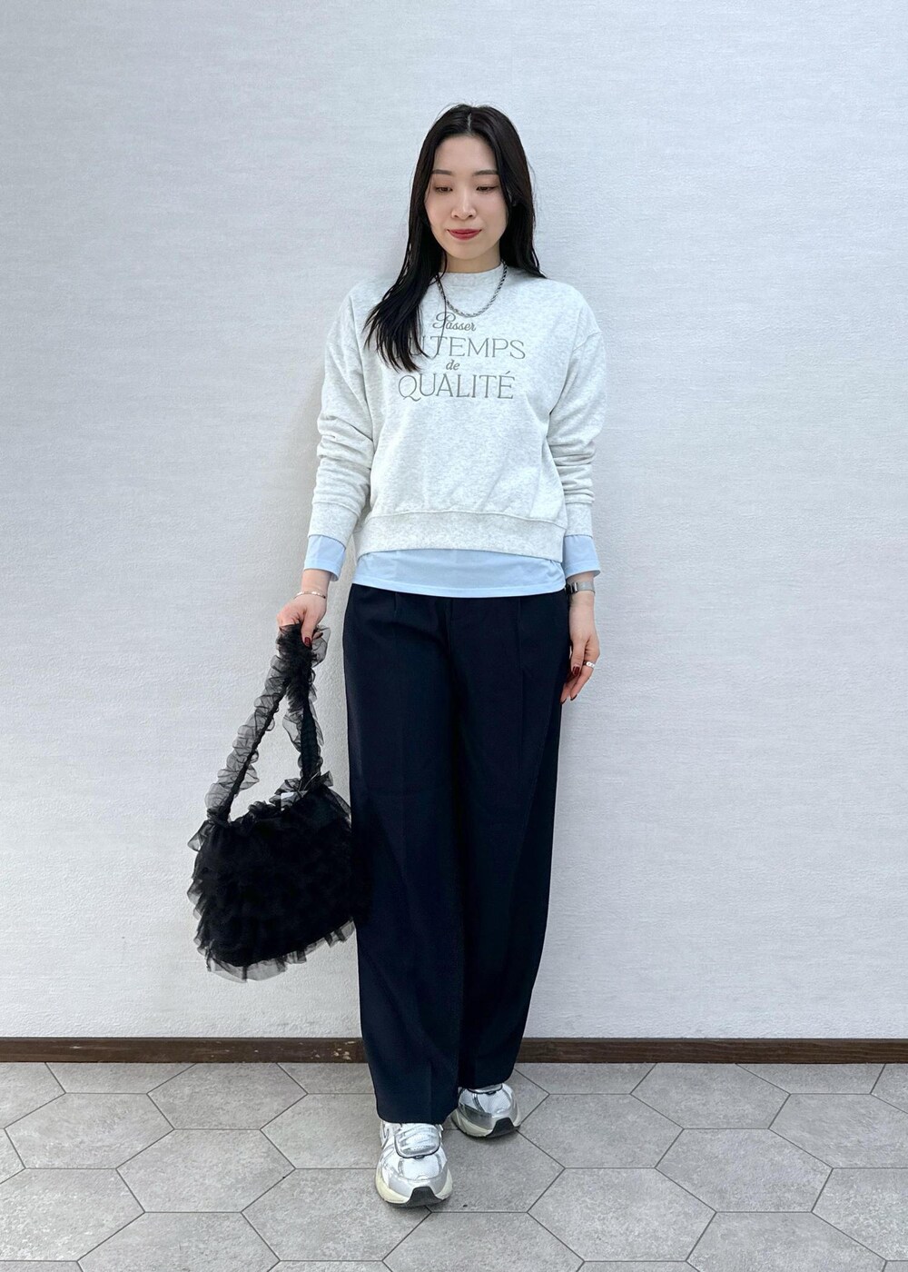 ブルー系のTシャツ/カットソー、グレー系のスウェット、ブルー系のその他パンツを着用したレディースの冬コーディネートの4枚目の写真