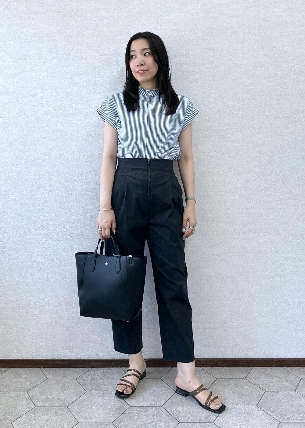 ブラック系のトートバッグ、ブルー系のシャツ/ブラウス、グレー系のその他パンツを着用したレディースの夏コーディネートの2枚目の写真