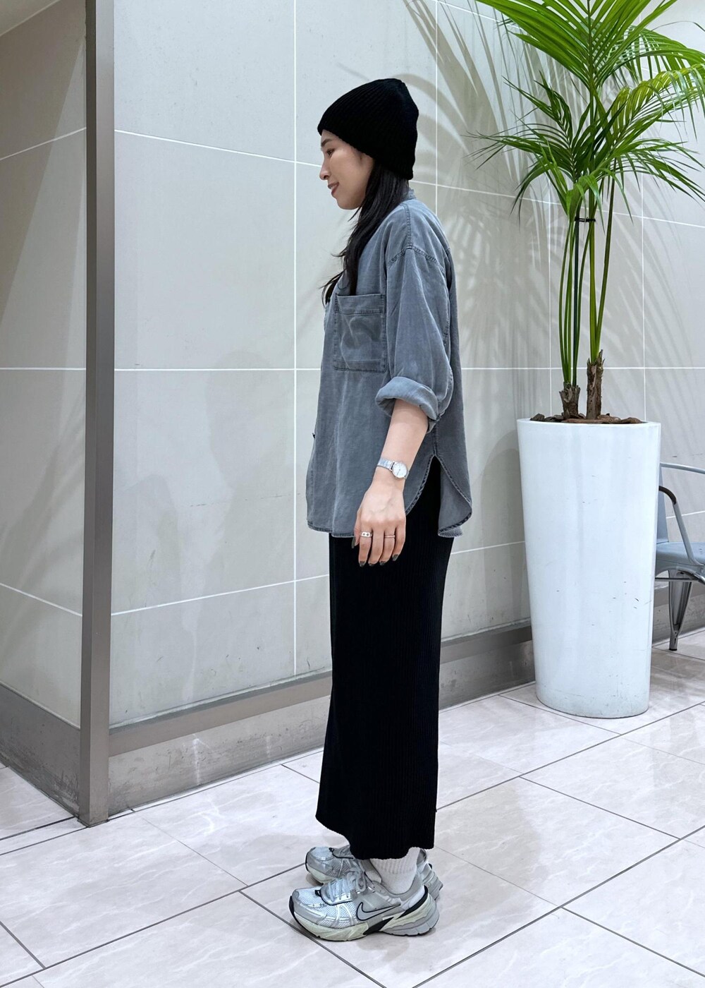 グレー系のシャツ/ブラウス、ホワイト系のTシャツ/カットソー、ブラック系のスカートを着用したレディースの夏コーディネートの4枚目の写真