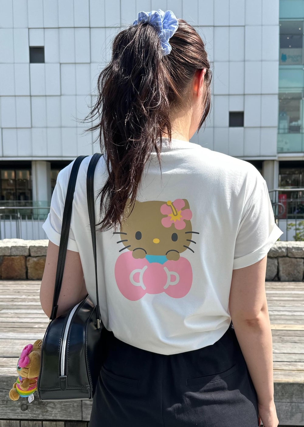 ブラック系のカーゴパンツ、ブラック系のサンダル、ホワイト系のTシャツ/カットソーを着用したレディースの夏コーディネートの6枚目の写真