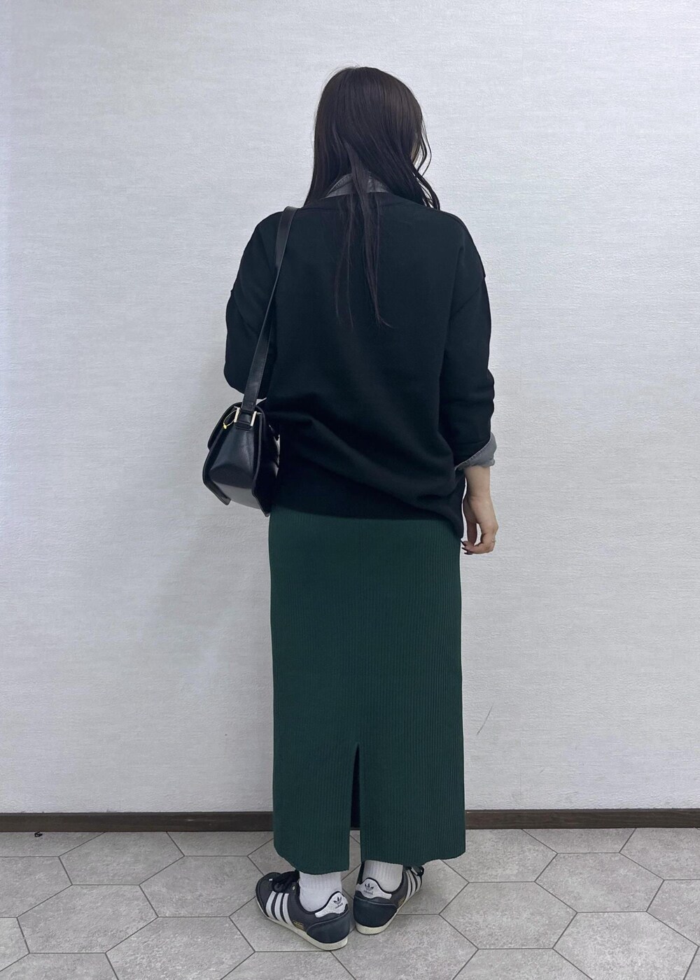 ブラック系のショルダーバッグ、グレー系のシャツ/ブラウス、ブラック系のカーディガン/ボレロを着用したレディースの秋コーディネートの4枚目の写真