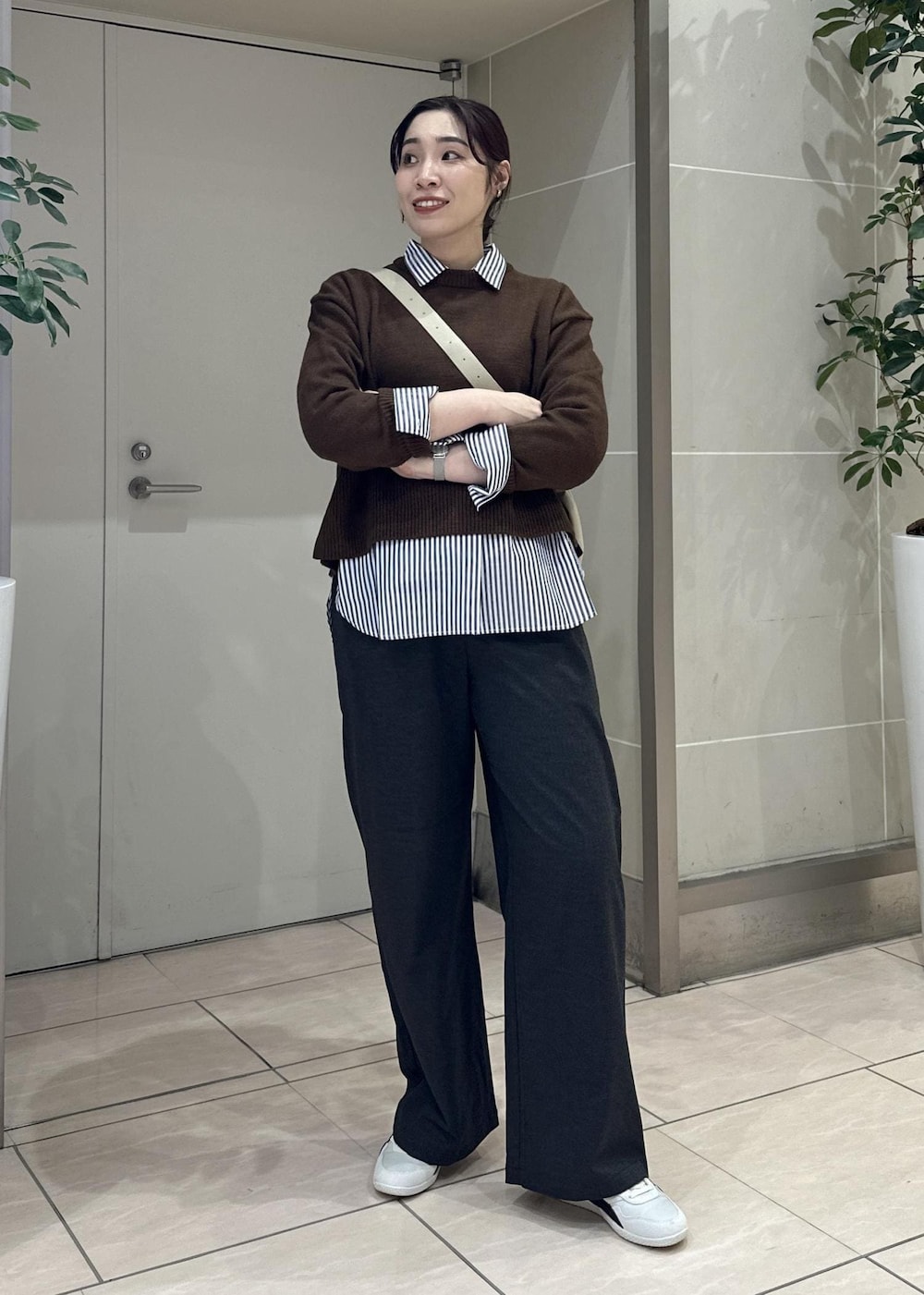 グレー系のその他パンツ、ブルー系のシャツ/ブラウス、ホワイト系のスニーカーを着用したレディースの冬コーディネートの2枚目の写真