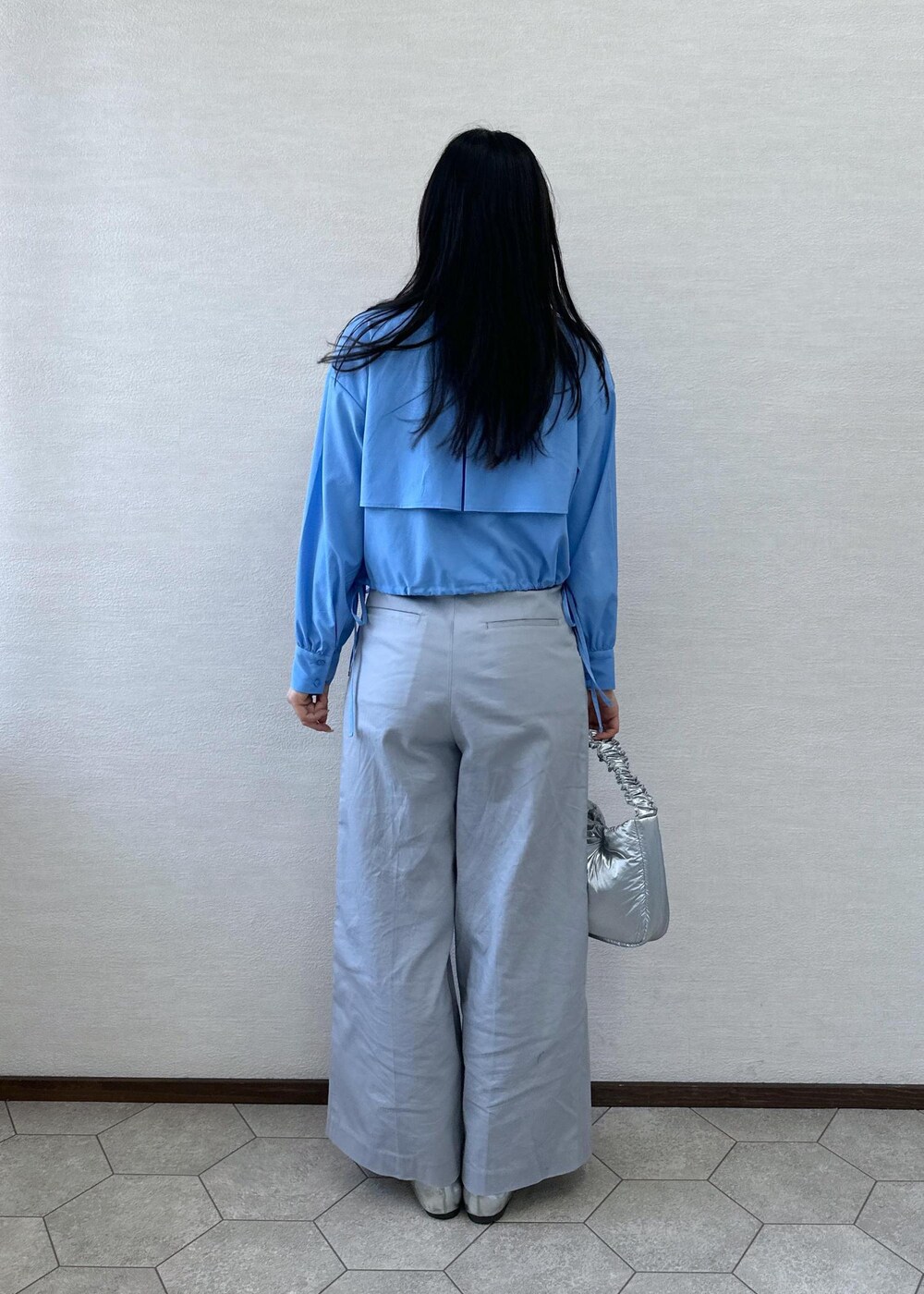 ブルー系のその他パンツ、シルバー系のショルダーバッグ、ブラック系のキャミソールを着用したレディースの春コーディネートの5枚目の写真