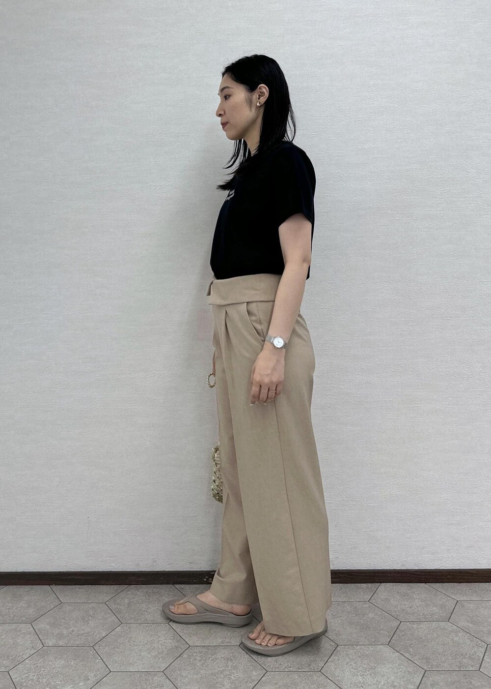 ベージュ系のその他パンツ、ゴールド系のショルダーバッグ、ブラック系のTシャツ/カットソーを着用したレディースの夏コーディネートの4枚目の写真