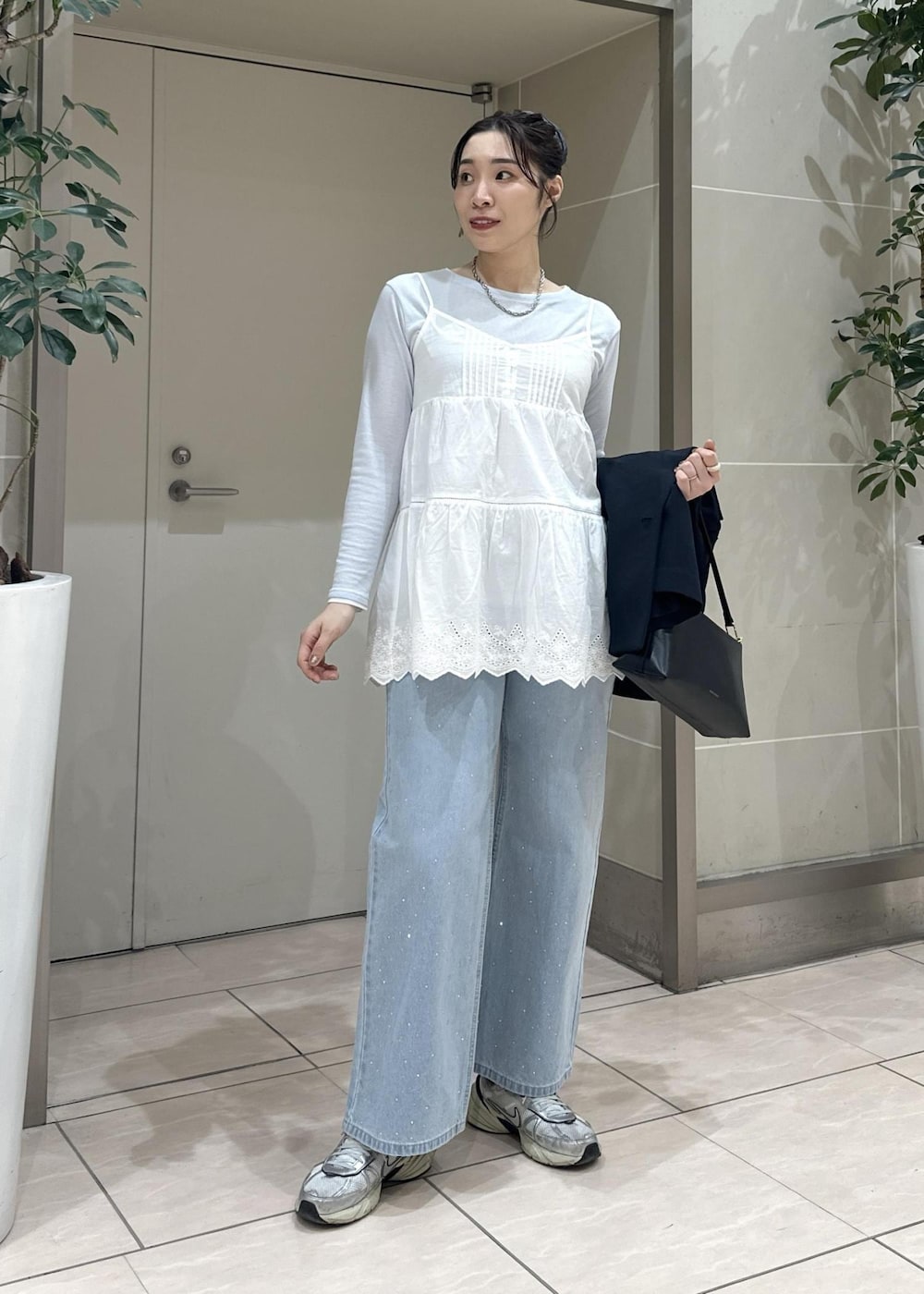 ブルー系のデニムパンツ、ブラック系のショルダーバッグ、ブルー系のテーラードジャケットを着用したレディースの冬コーディネートの9枚目の写真