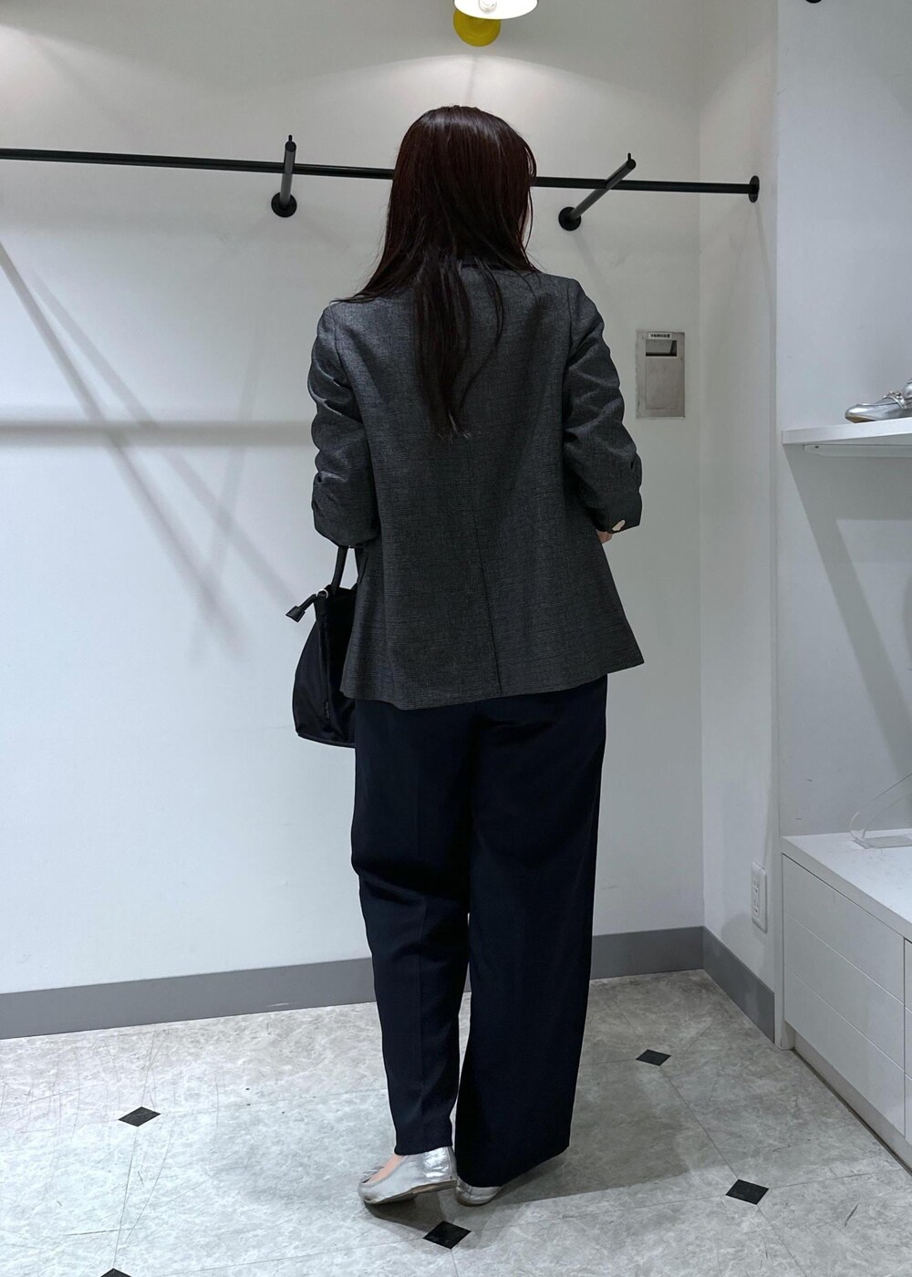 シルバー系のバレエシューズ、ブルー系のシャツ/ブラウス、ブラック系のショルダーバッグを着用したレディースの夏コーディネートの5枚目の写真