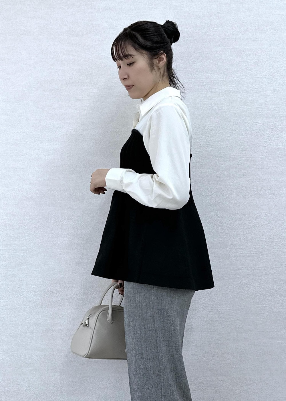 ブラック系のシャツ/ブラウス、グレー系のその他パンツ、ベージュ系のボストンバッグを着用したレディースの秋コーディネートの8枚目の写真