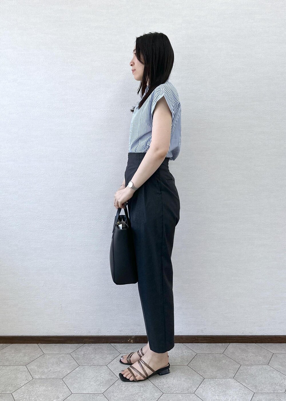 ブラック系のトートバッグ、ブルー系のシャツ/ブラウス、グレー系のその他パンツを着用したレディースの夏コーディネートの4枚目の写真