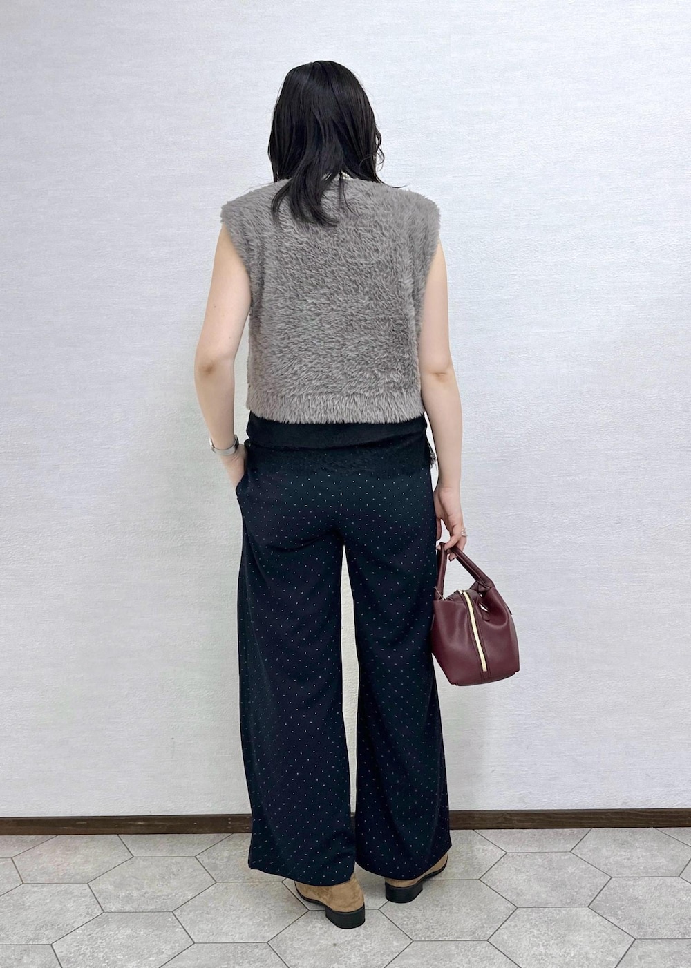 ブルー系のその他パンツ、ブラック系のキャミソール、レッド系のトートバッグを着用したレディースの夏コーディネートの3枚目の写真