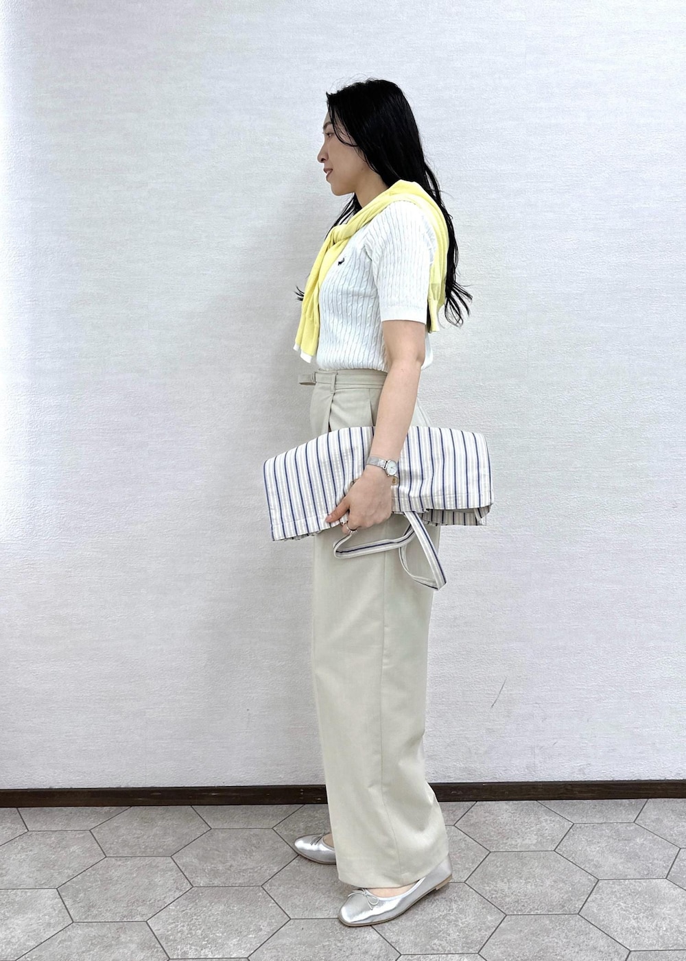 ベージュ系のトートバッグ、ベージュ系のその他パンツ、シルバー系のバレエシューズを着用したレディースの春コーディネートの4枚目の写真