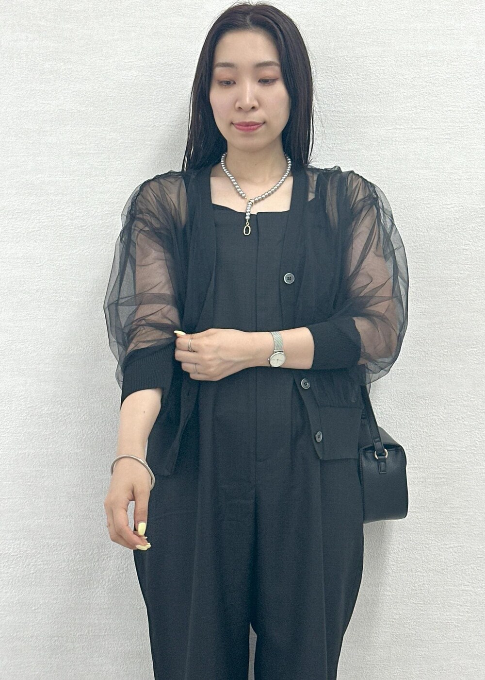 ブラック系のつなぎ/オールインワン、ブラック系のショルダーバッグ、ブラック系のカーディガン/ボレロを着用したレディースの夏コーディネートの7枚目の写真