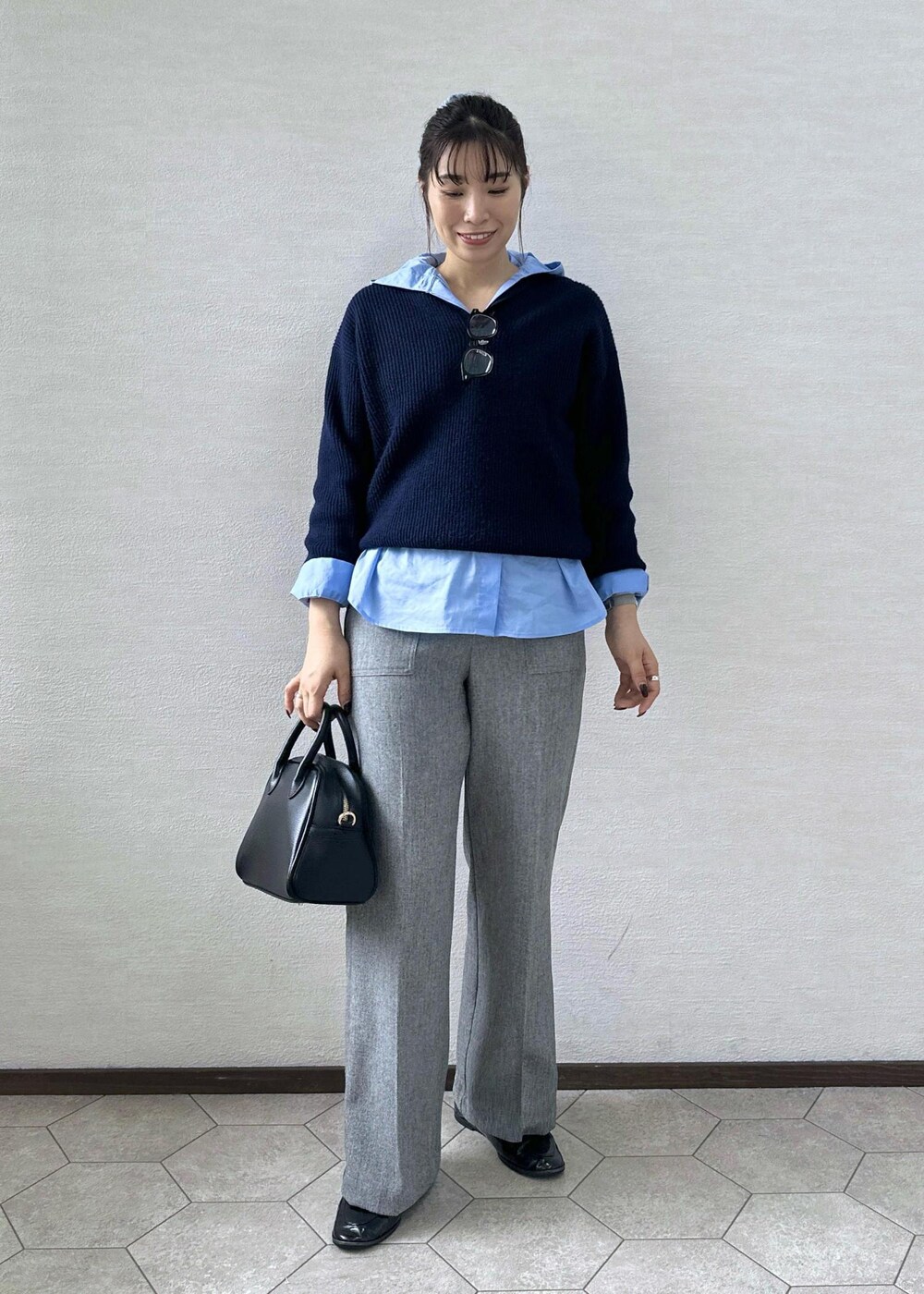 グレー系のその他パンツ、ブルー系のシャツ/ブラウス、ブラック系のボストンバッグを着用したレディースの秋コーディネートの3枚目の写真