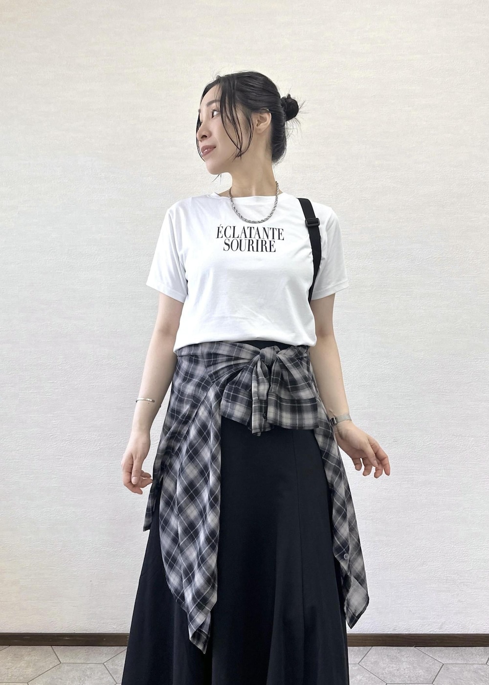 ホワイト系のTシャツ/カットソー、ブラック系のシャツ/ブラウス、ブラック系のスカートを着用したレディースの夏コーディネートの6枚目の写真