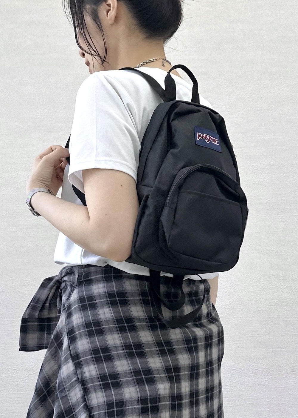 ホワイト系のTシャツ/カットソー、ブラック系のシャツ/ブラウス、ブラック系のスカートを着用したレディースの夏コーディネートの7枚目の写真