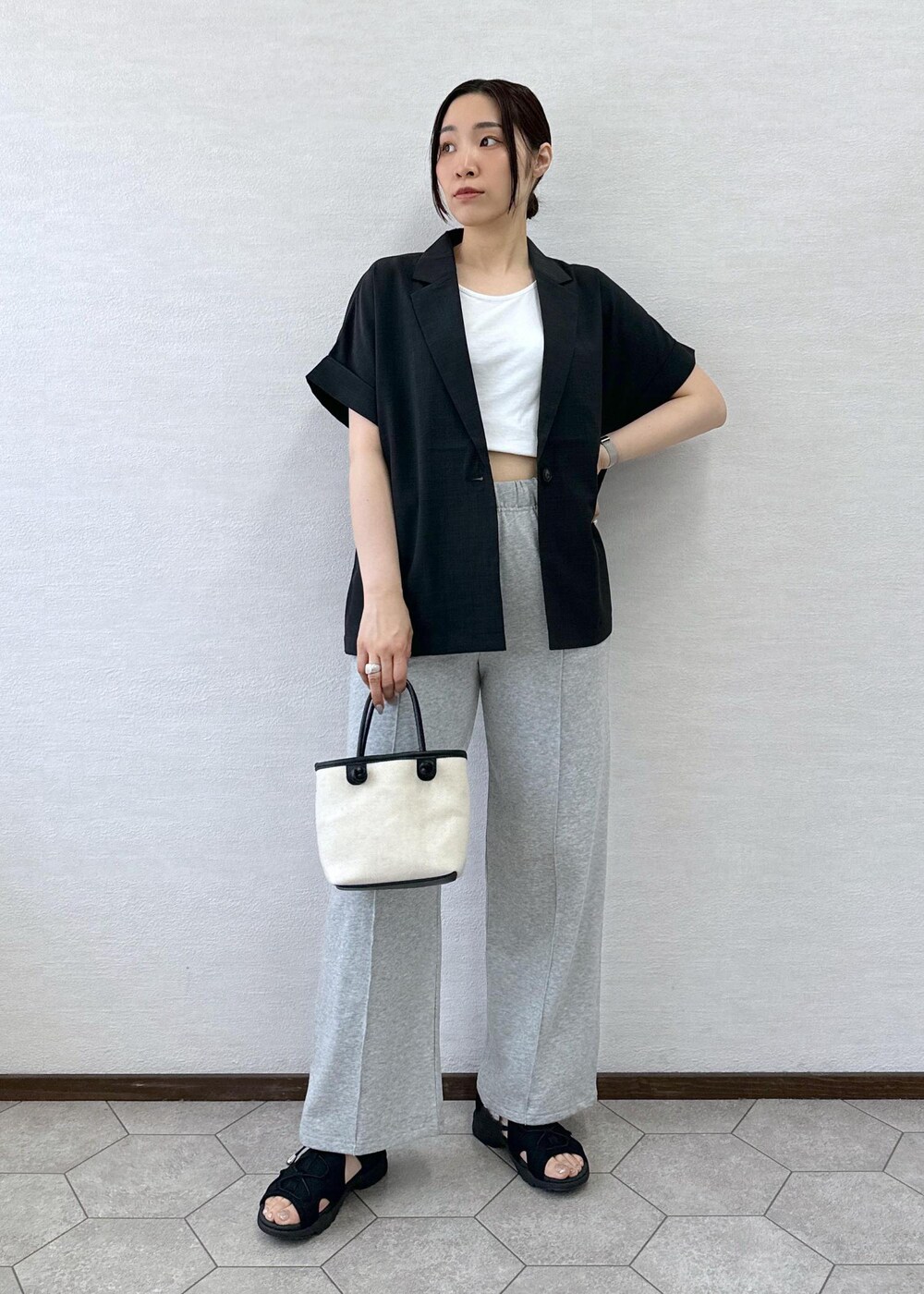グレー系のその他パンツ、ブラック系のサンダル、グレー系のテーラードジャケットを着用したレディースの春コーディネートの2枚目の写真