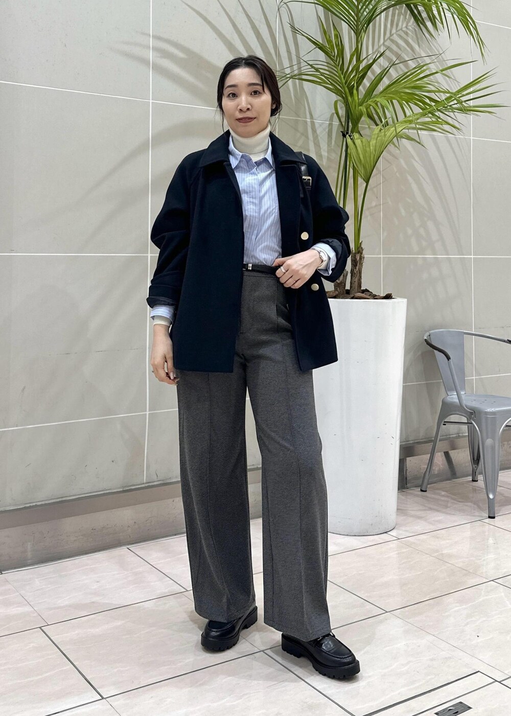 ブルー系のシャツ/ブラウス、ブルー系のその他アウター、ホワイト系のニット/セーターを着用したレディースの秋コーディネートの3枚目の写真