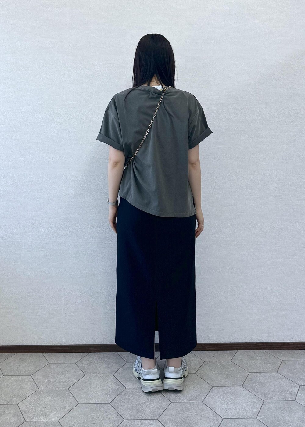 ブラック系のスカート、グレー系のTシャツ/カットソー、ブラック系のショルダーバッグを着用したレディースの夏コーディネートの4枚目の写真