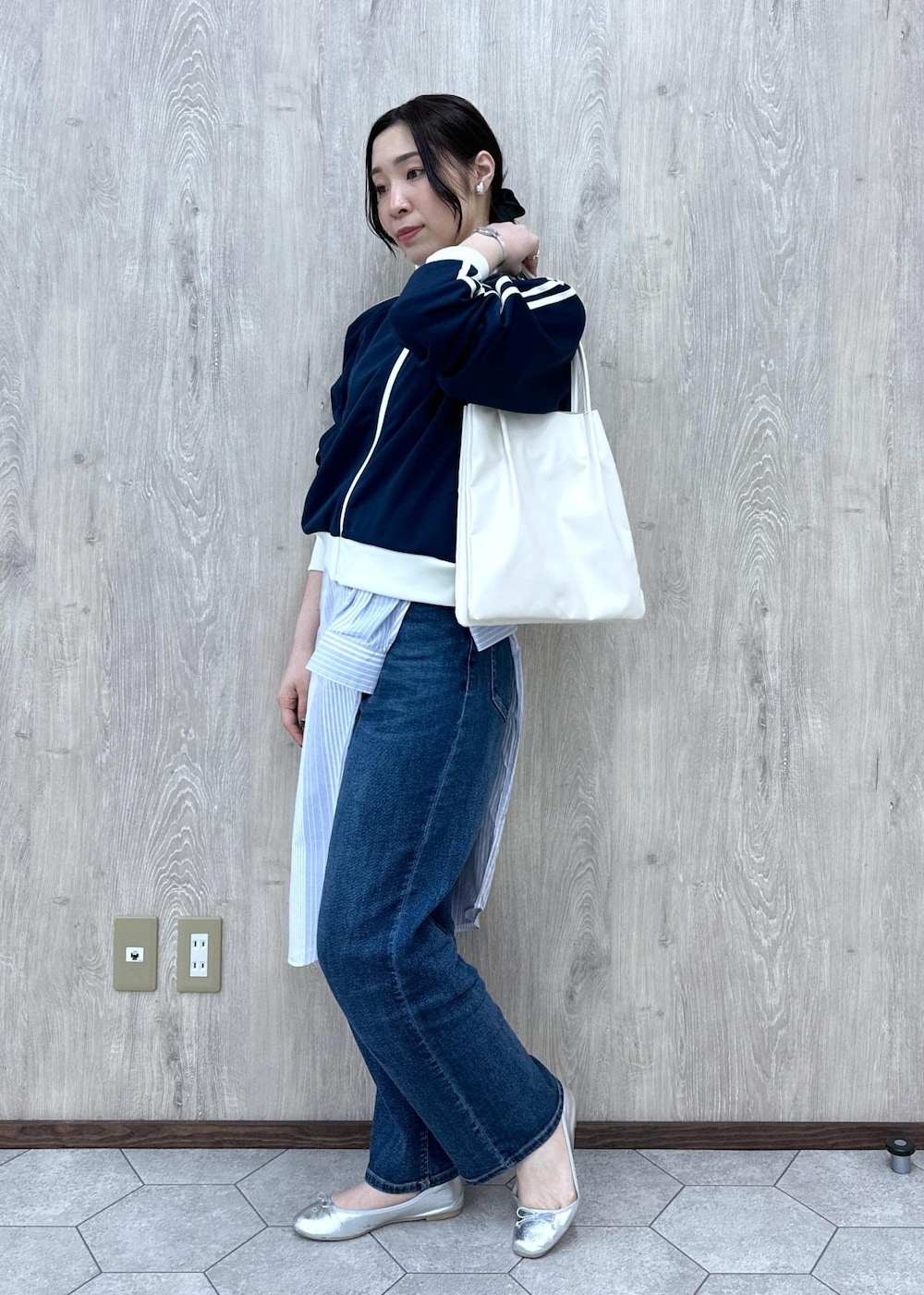 ブルー系のデニムパンツ、ブルー系のシャツ/ブラウス、ブルー系のブルゾンを着用したレディースの春コーディネートの5枚目の写真