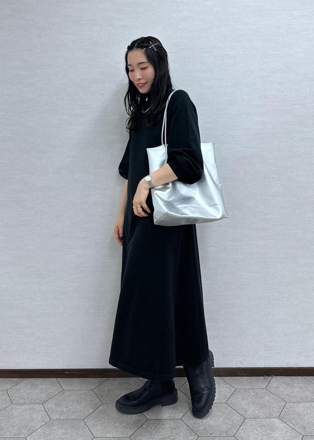 ブラック系のワンピース、ブラック系のノーカラージャケット、シルバー系のトートバッグを着用したレディースの冬コーディネートの8枚目の写真