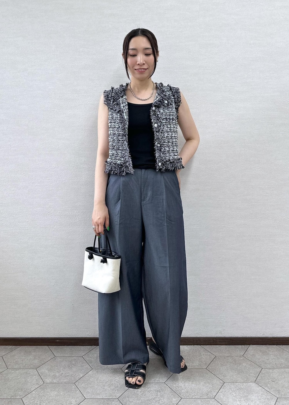 ブラック系のトートバッグ、ブラック系のカーディガン/ボレロ、ブルー系のその他パンツを着用したレディースの夏コーディネートの2枚目の写真