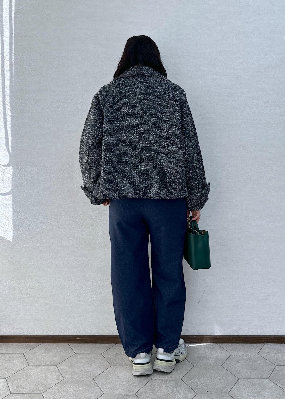 ブラック系のその他アウター、ブラック系のニット/セーター、ブルー系のその他パンツを着用したレディースの冬コーディネートの5枚目の写真