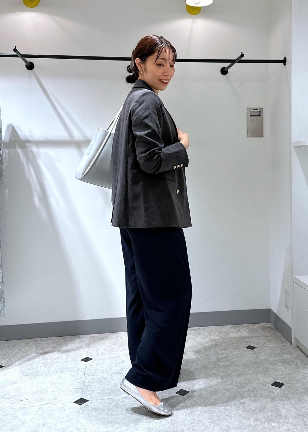 ブルー系のシャツ/ブラウス、ブルー系のその他パンツ、ブラック系のテーラードジャケットを着用したレディースの夏コーディネートの4枚目の写真