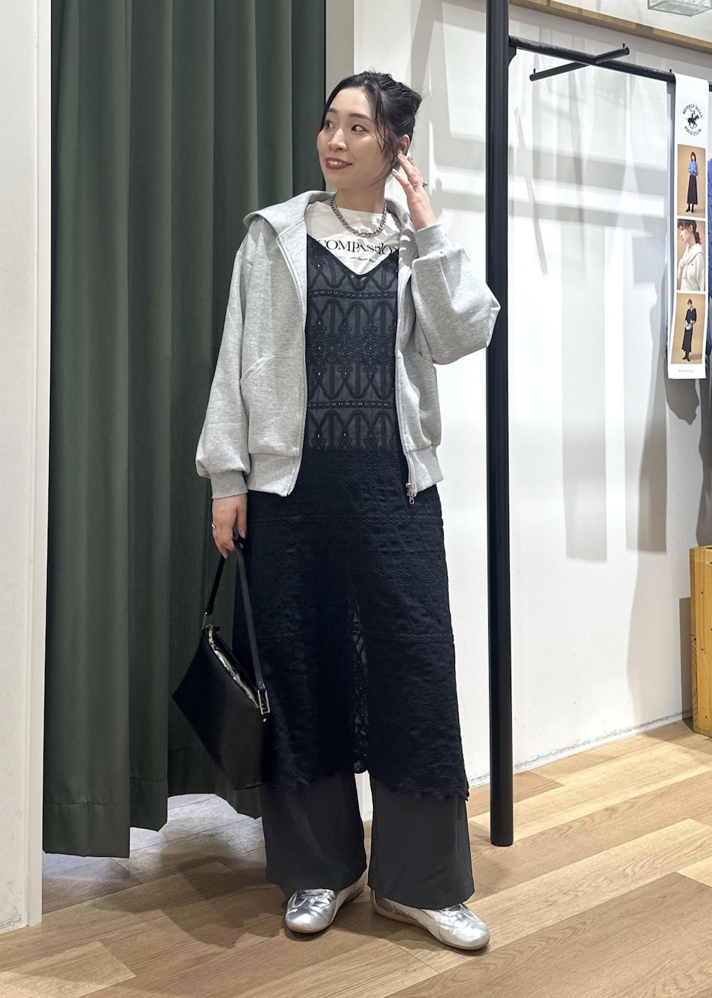 ブラック系のショルダーバッグ、ブラック系のワンピース、ホワイト系のTシャツ/カットソーを着用したレディースの春コーディネートの9枚目の写真