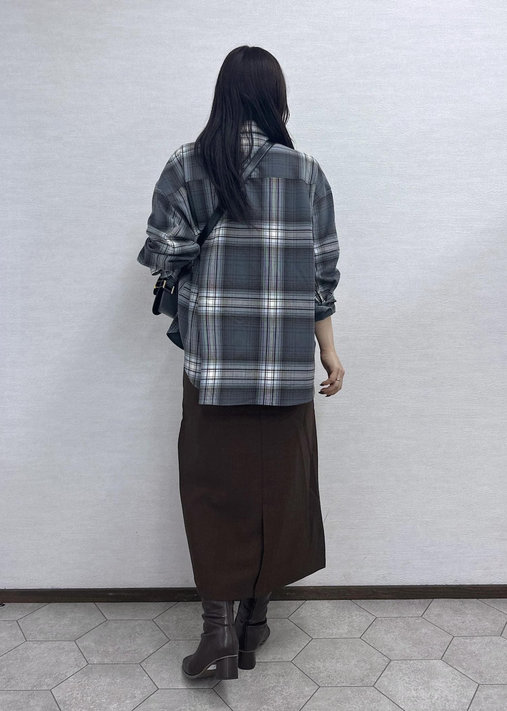 ブラウン系のスカート、ブラック系のショルダーバッグ、グレー系のシャツ/ブラウスを着用したレディースの秋コーディネートの4枚目の写真