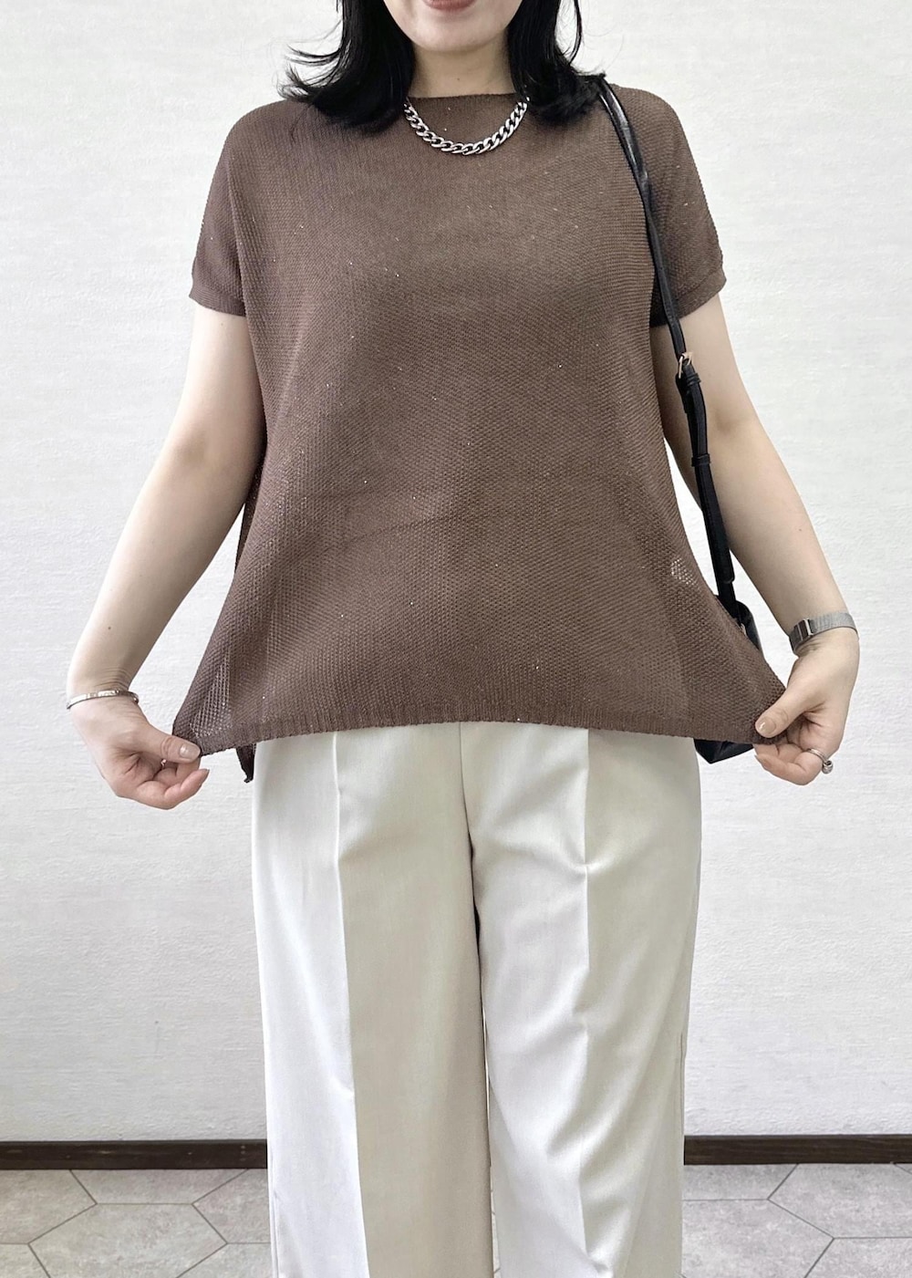 ベージュ系のその他パンツ、ブラック系のショルダーバッグ、イエロー系のニット/セーターを着用したレディースの夏コーディネートの8枚目の写真