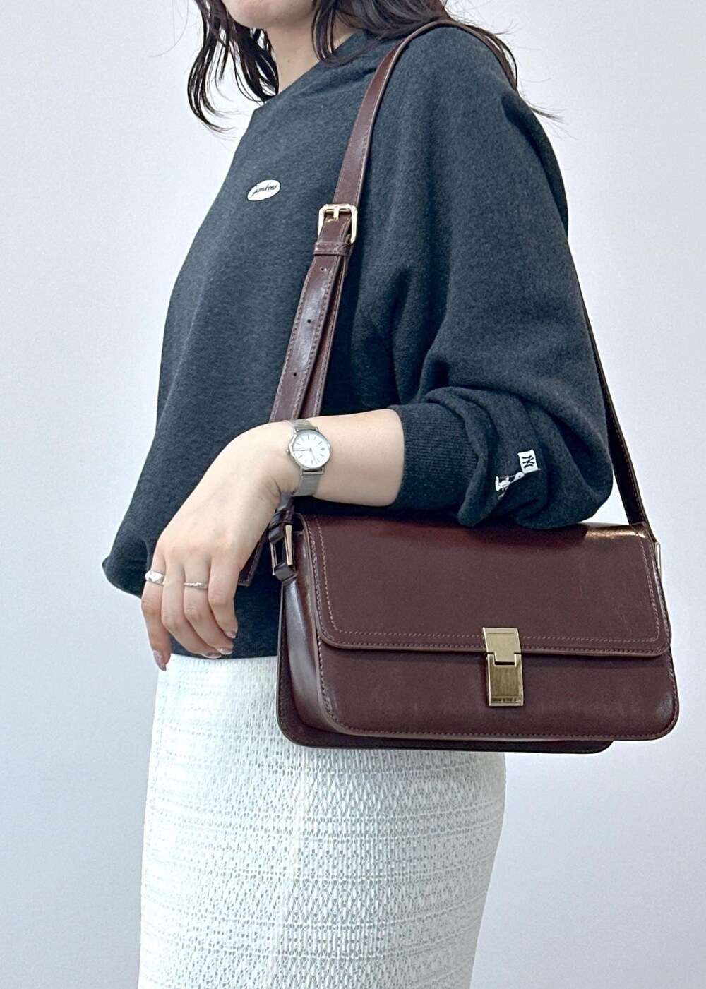 ブラック系のサンダル、ホワイト系のスカート、レッド系のショルダーバッグを着用したレディースの夏コーディネートの9枚目の写真